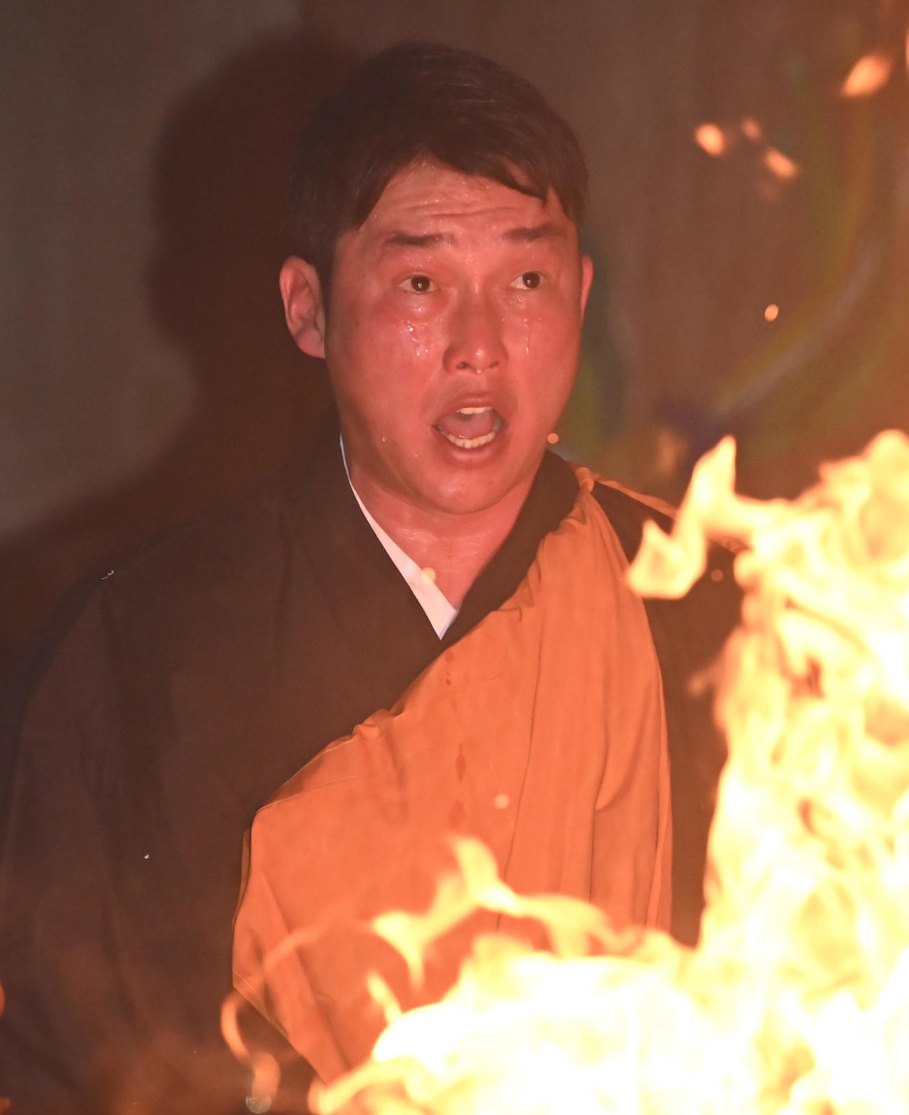 炎を前に護摩行に取り組む広島新井監督（撮影・石井愛子）