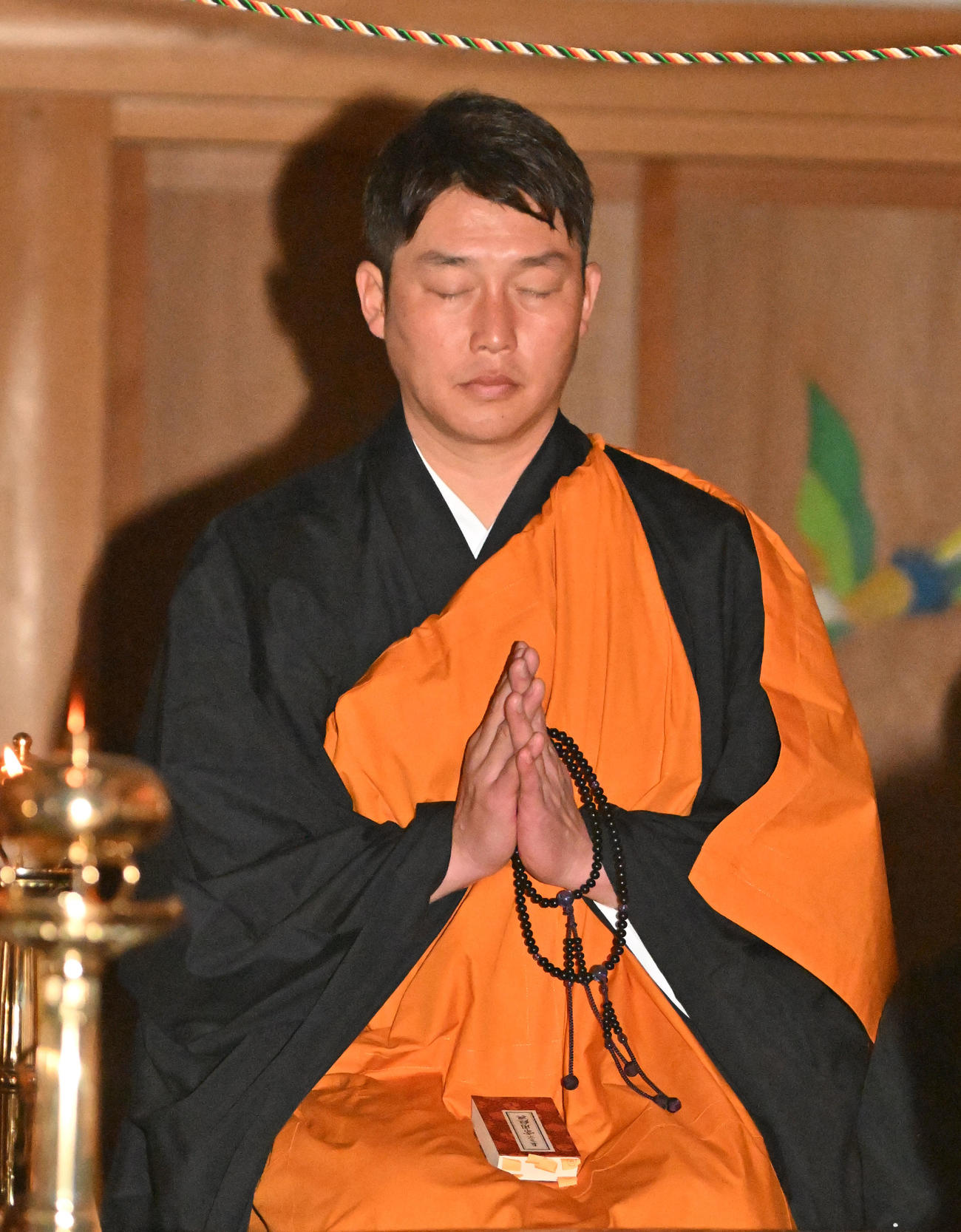 護摩行に取り組む広島新井監督（撮影・石井愛子）