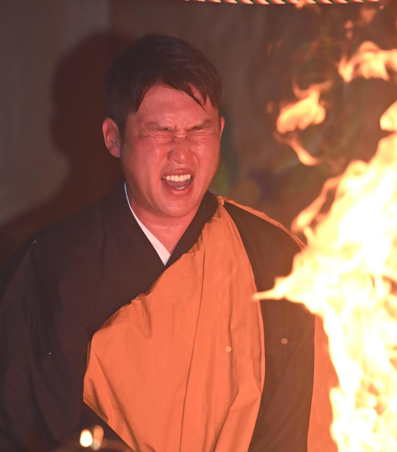 炎を前に護摩行に取り組む広島新井監督（撮影・石井愛子）