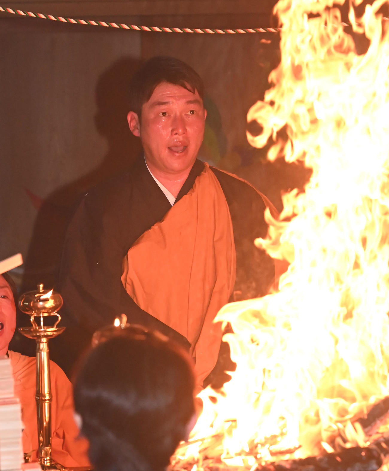 炎を前に護摩行に取り組む広島新井監督（撮影・石井愛子）