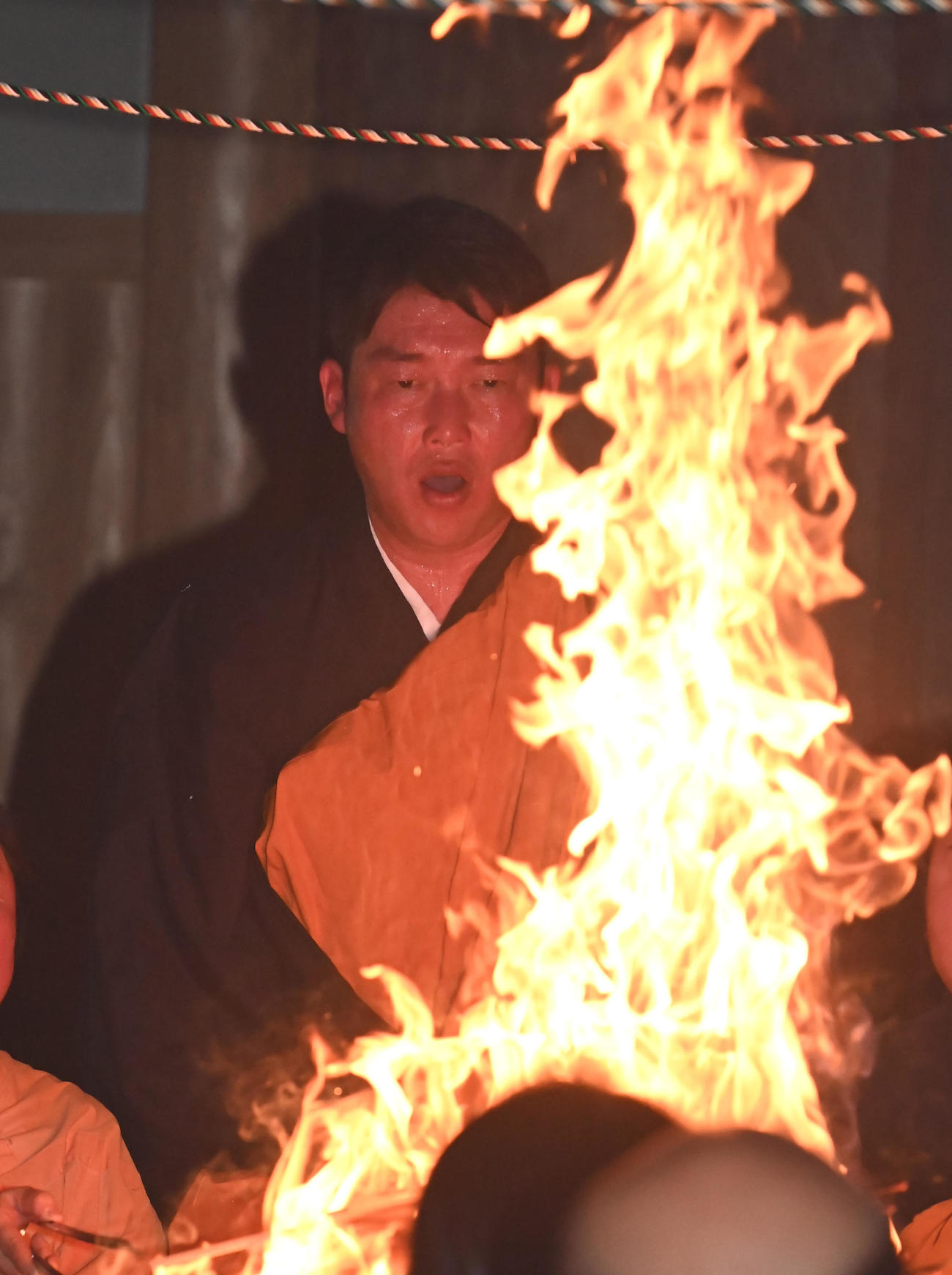 炎を前に護摩行に取り組む広島新井監督（撮影・石井愛子）