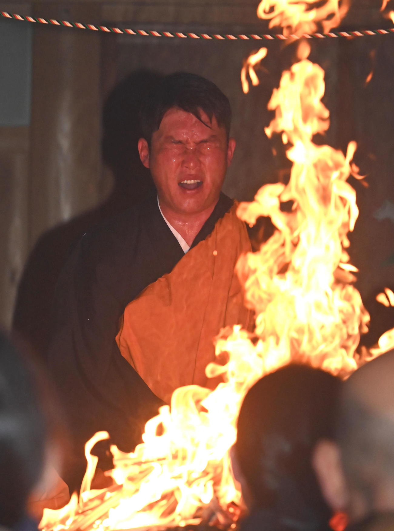 炎を前に護摩行に取り組む広島新井監督（撮影・石井愛子）