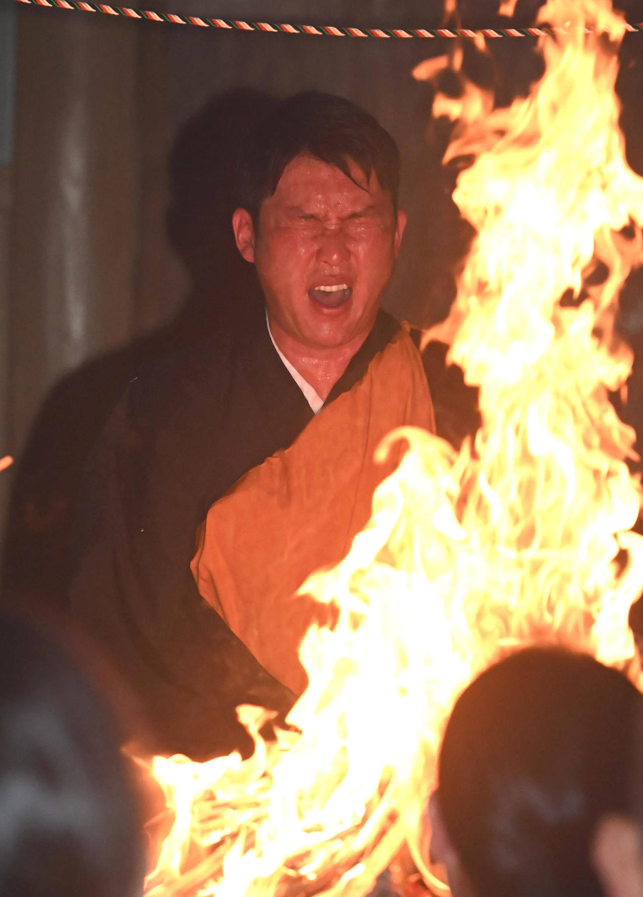炎を前に護摩行に取り組む広島新井監督（撮影・石井愛子）