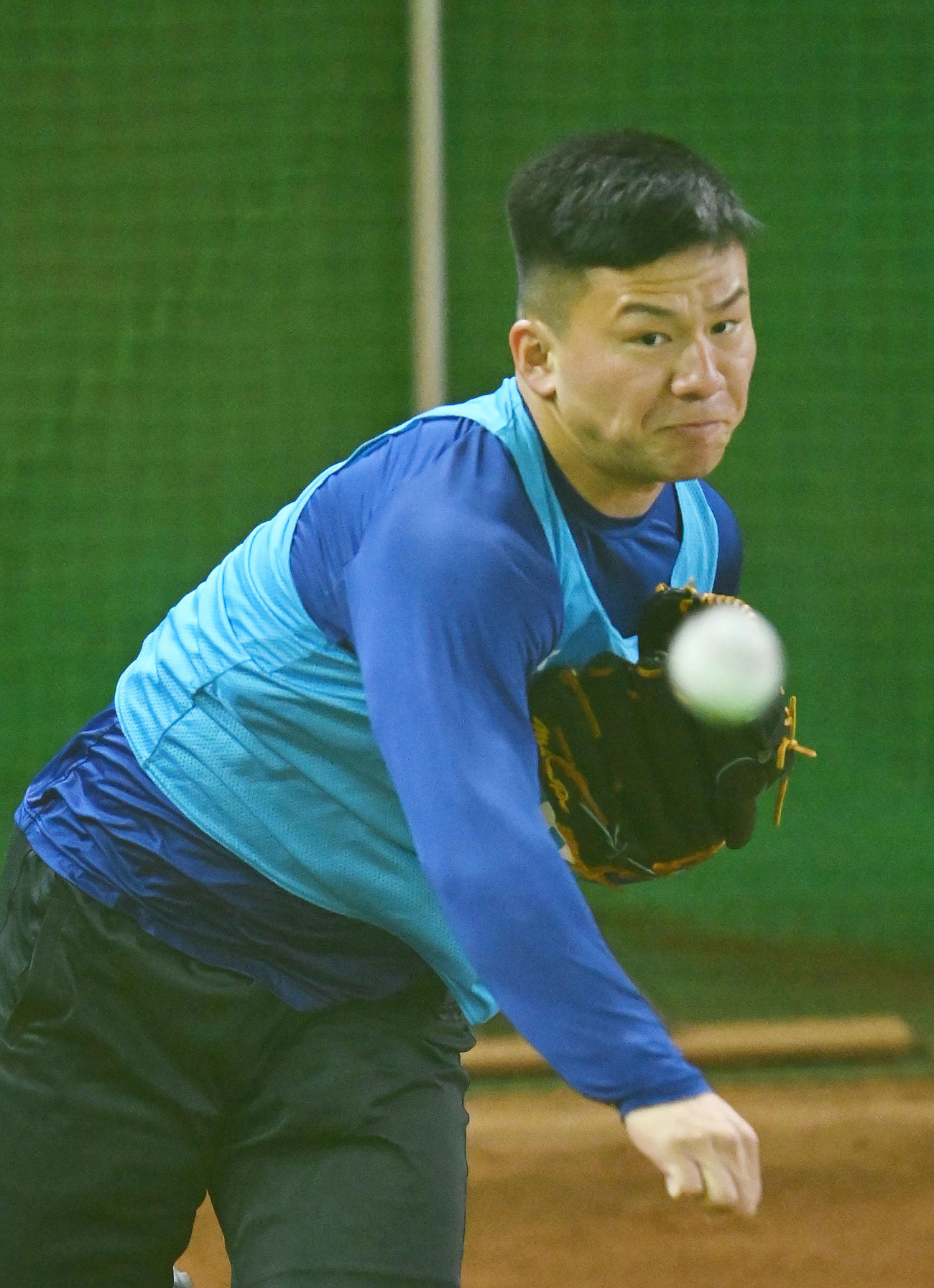 ブルペンで投球練習をする加藤竜（撮影・森本幸一）