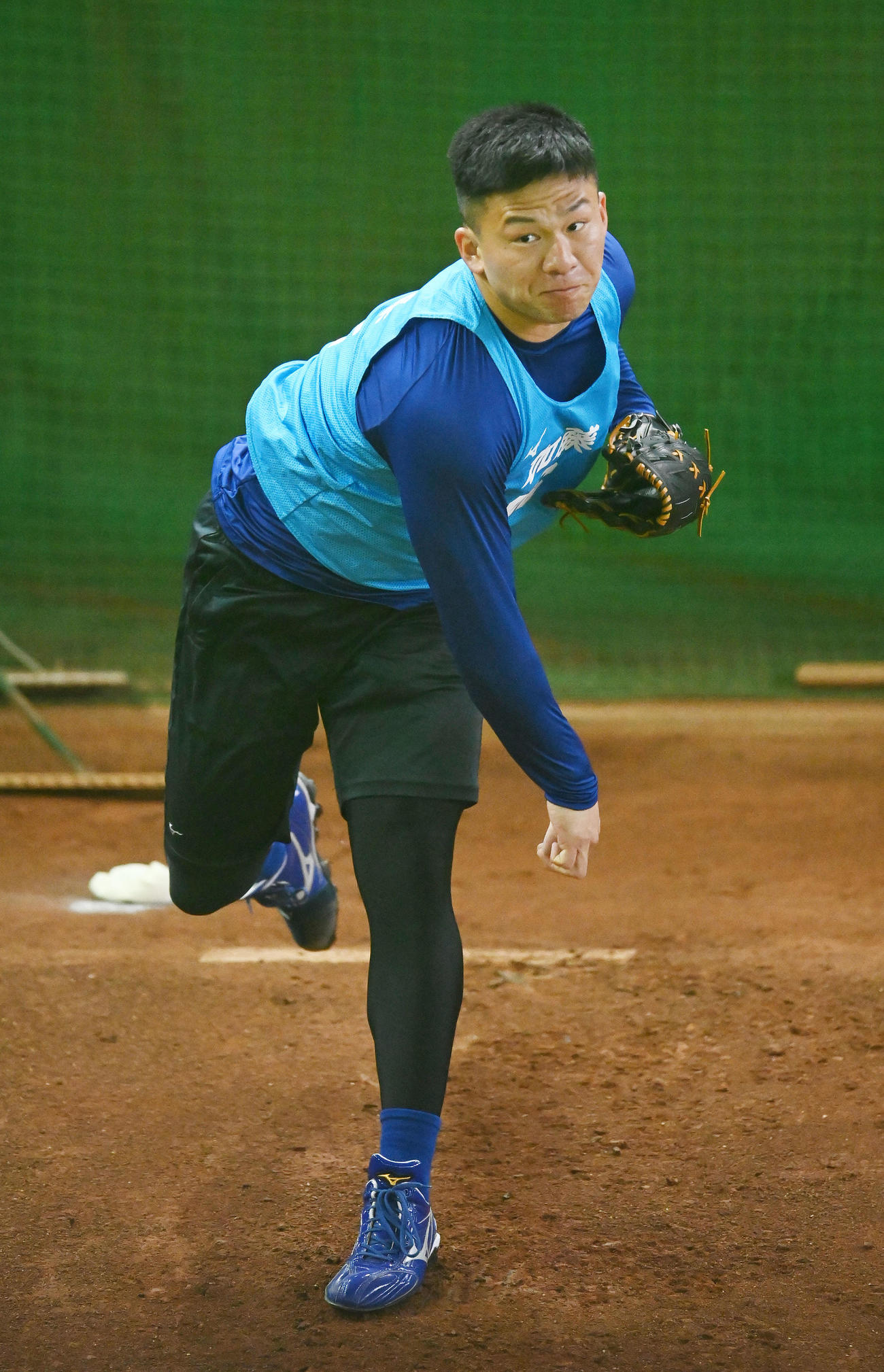 ブルペンで投球練習をする加藤竜（撮影・森本幸一）