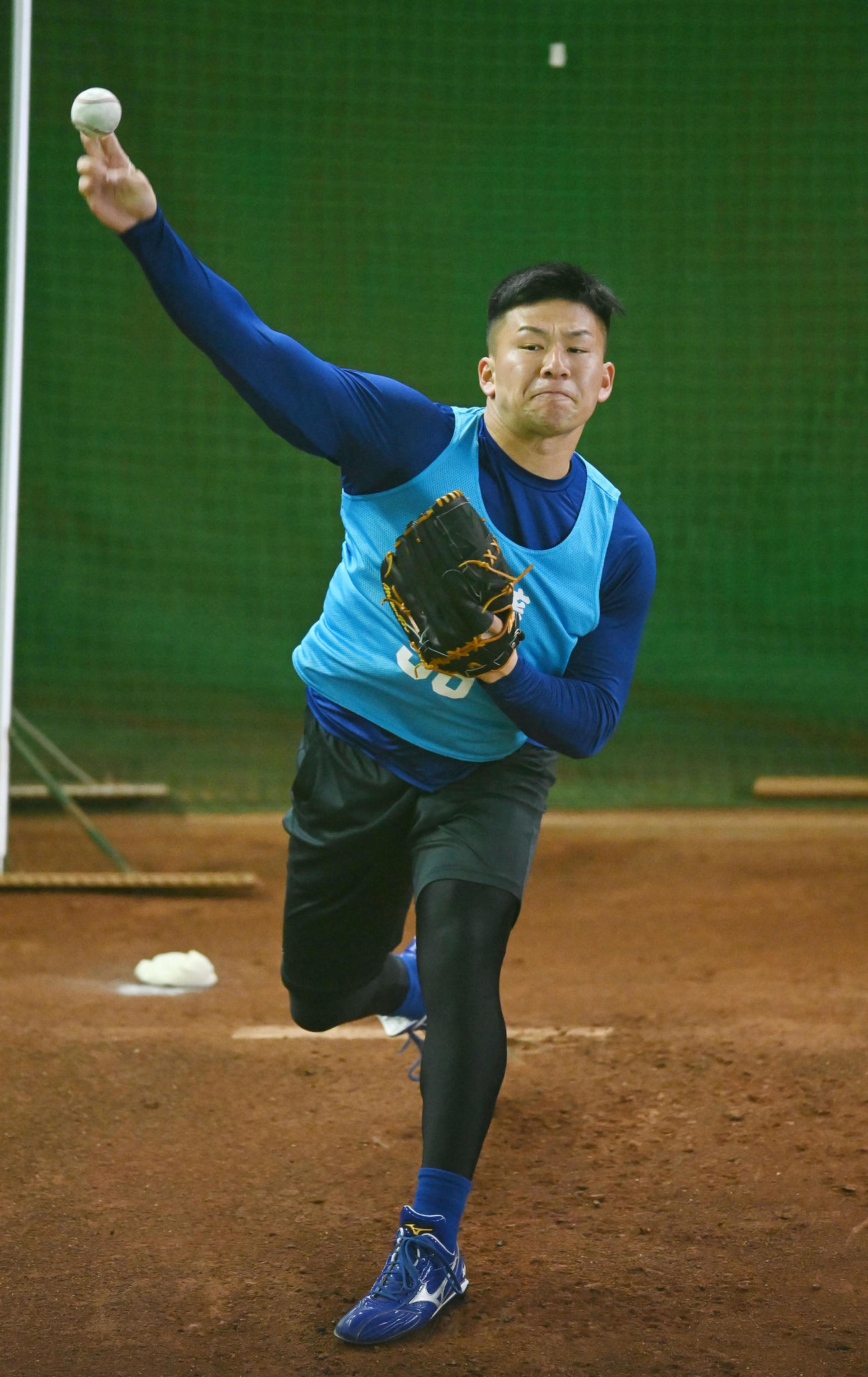 ブルペンで投球練習をする加藤竜（撮影・森本幸一）