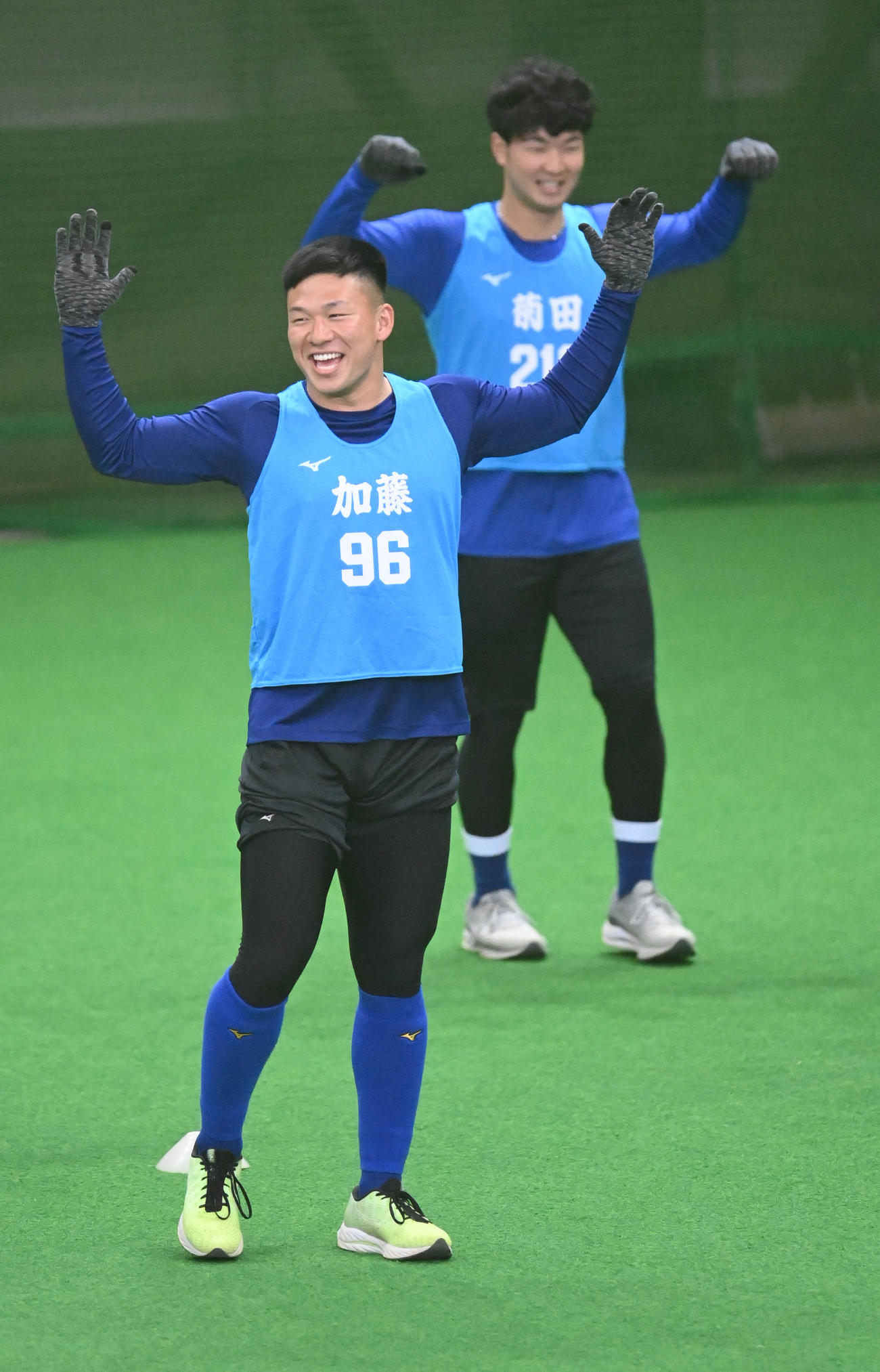 明るい表情でストレッチをする加藤竜（左）（撮影・森本幸一）