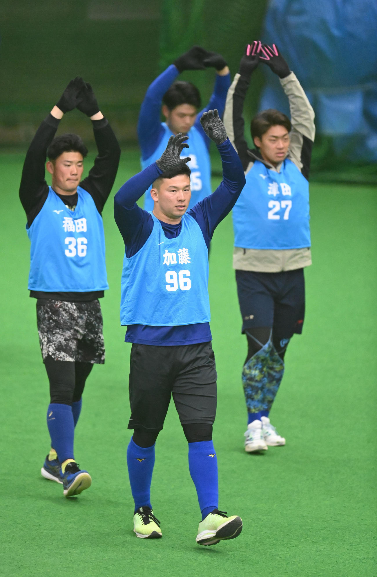 ストレッチで体をほぐす加藤竜（左から2人目）（撮影・森本幸一）
