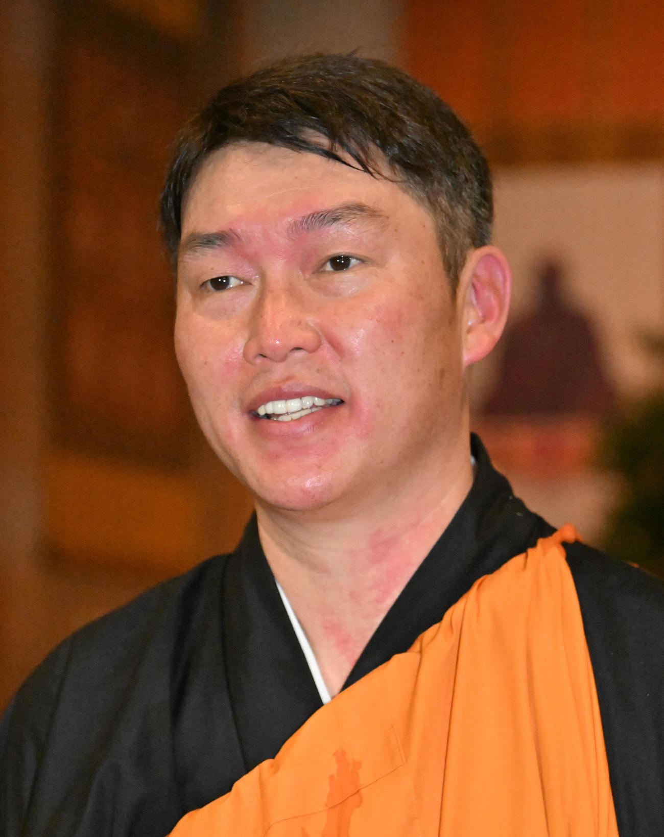 護摩行を終え報道陣の質問に答えるむ広島新井監督（撮影・石井愛子）