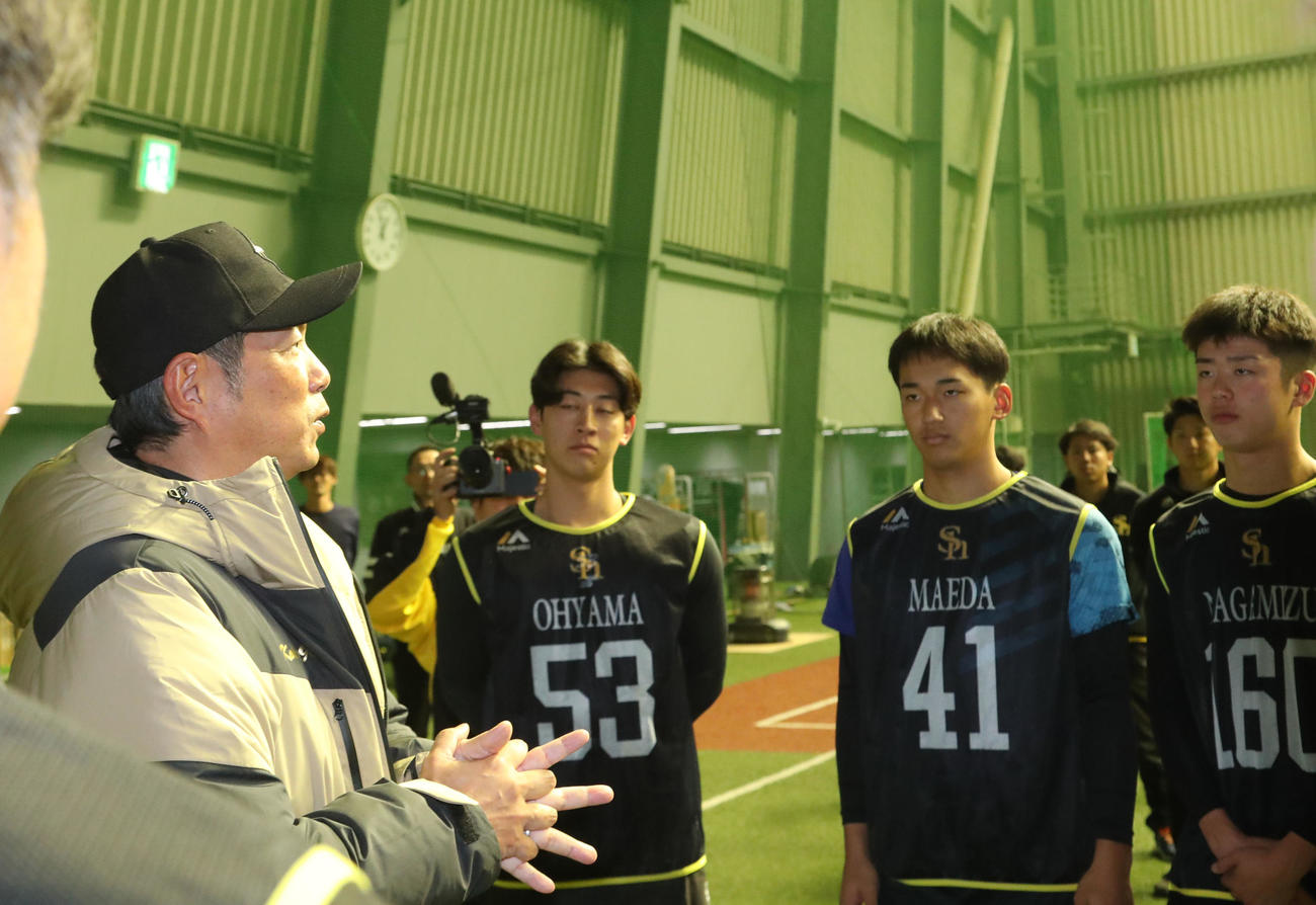 新人合同自主トレ前、選手に話をする小久保監督、右は前田（撮影・梅根麻紀）