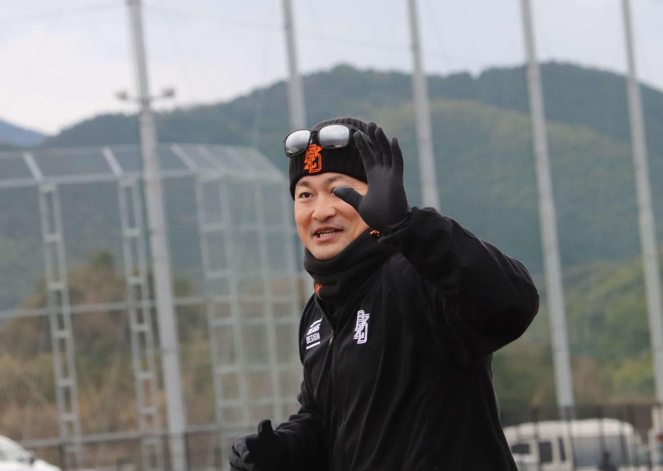 自主トレを公開し、笑顔でランニングをするDeNA新加入の森唯（撮影・小早川宗一郎）