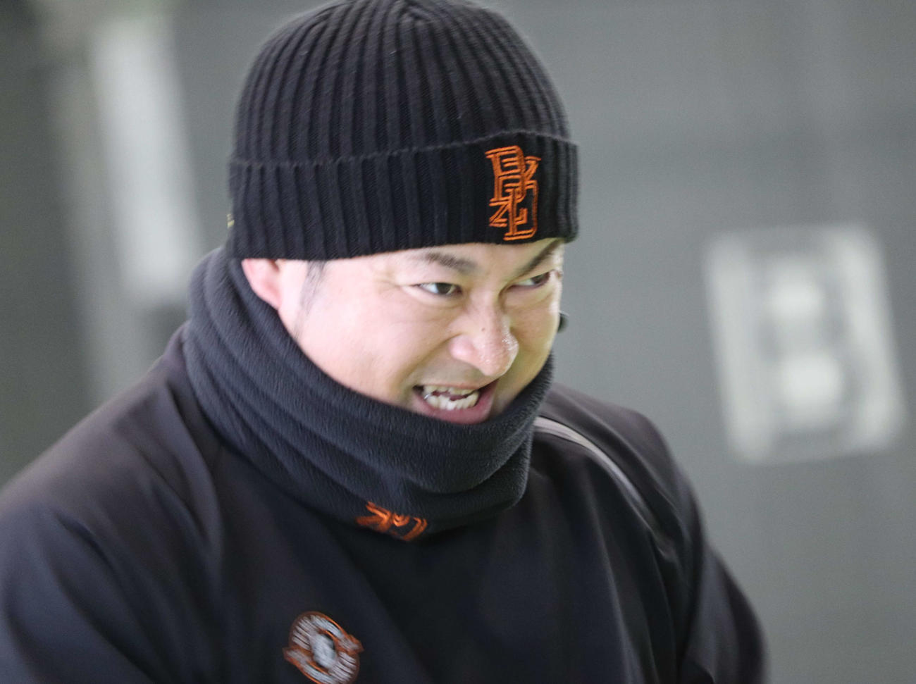 自主トレを公開し、チューブトレーニングをするDeNA新加入の森唯（撮影・小早川宗一郎）