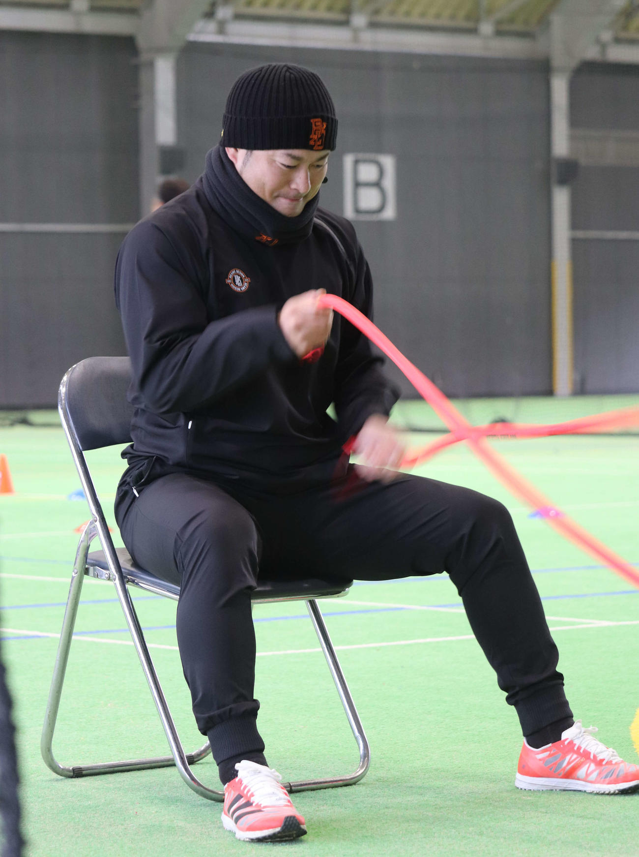 自主トレを公開し、チューブトレーニングをするDeNA新加入の森唯（撮影・小早川宗一郎）