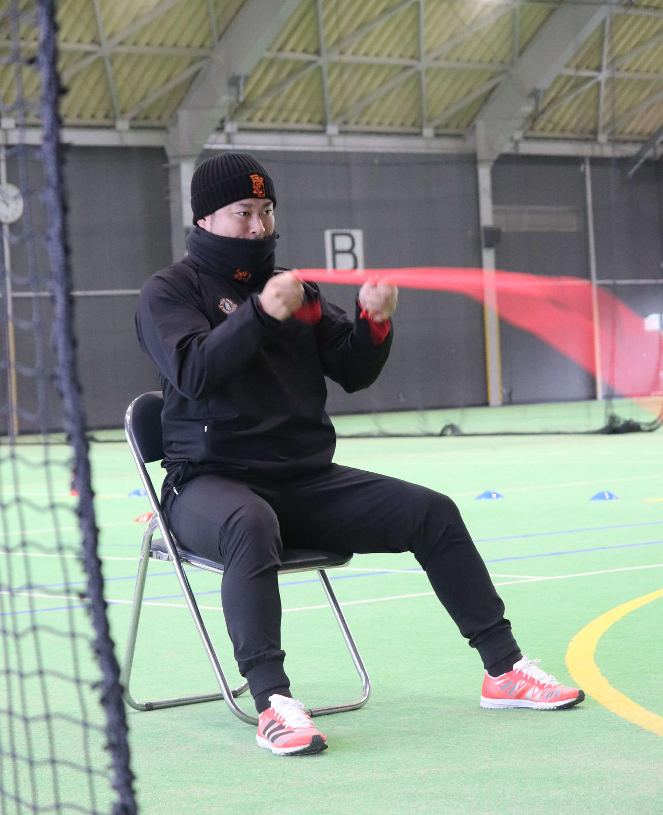 自主トレを公開し、チューブトレーニングをするDeNA新加入の森唯（撮影・小早川宗一郎）