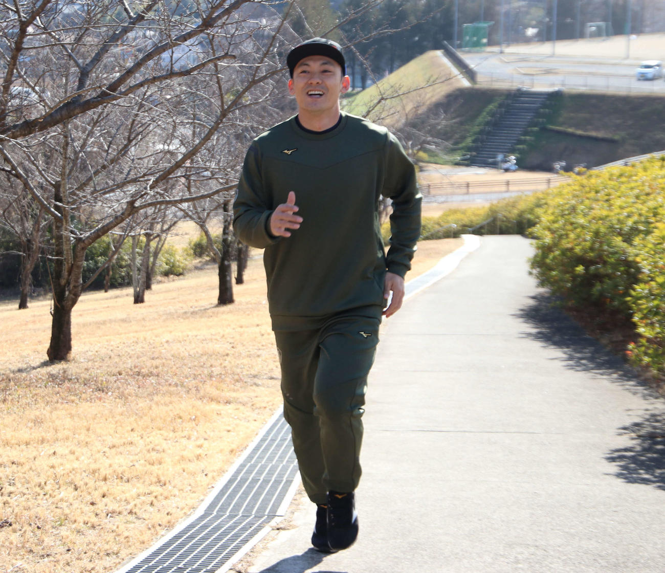 自主トレを公開した西武栗山（撮影・山崎純一）