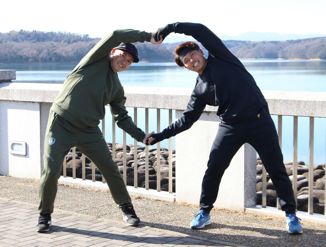 自主トレを公開した西武栗山（左）と蛭間（撮影・山崎純一）