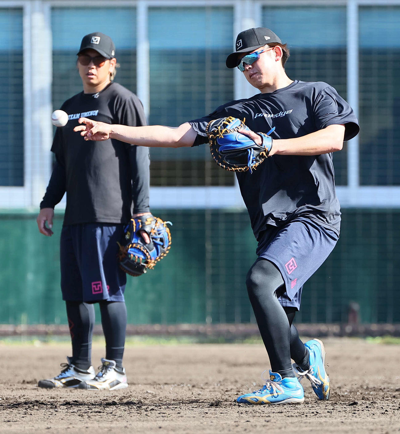 阪神梅野（左）らと送球練習をする日本ハム清水優（撮影・上田博志）