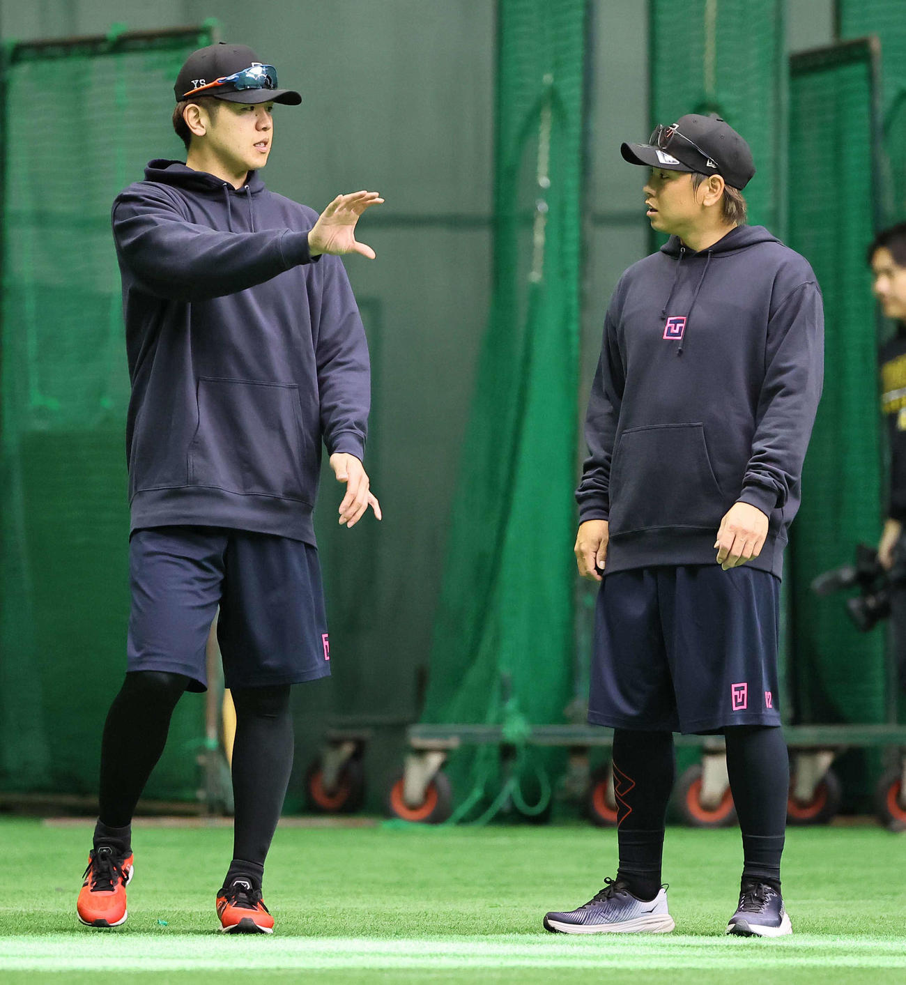 阪神梅野（右）と話す日本ハム清水（撮影・上田博志）
