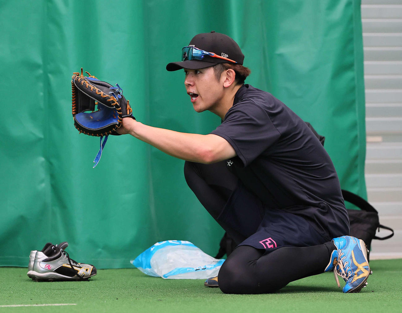 ブルペンで投球練習をする阪神西勇の投球を受ける日本ハム清水（撮影・上田博志）