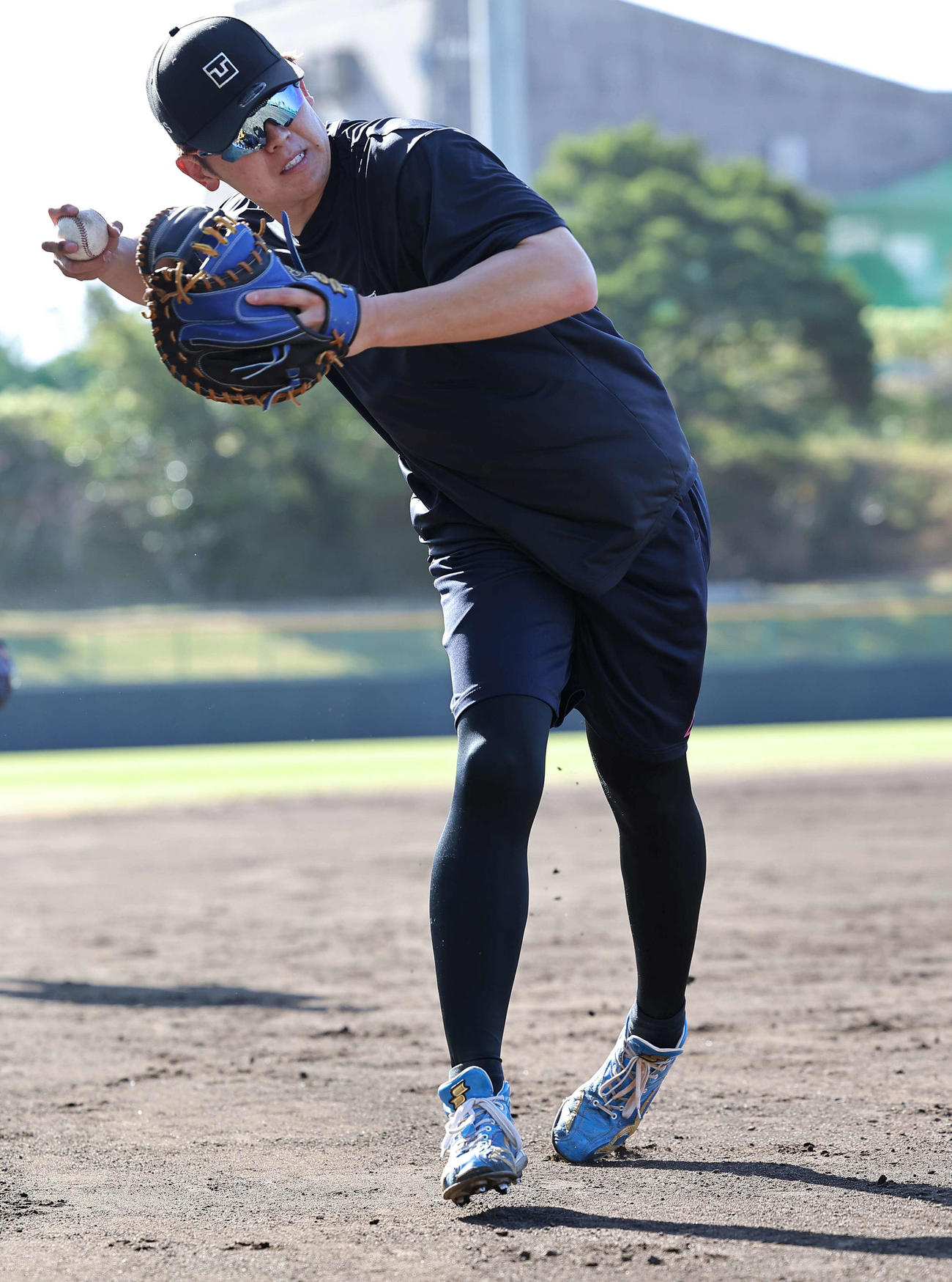 ノックを受ける日本ハム清水（撮影・上田博志）