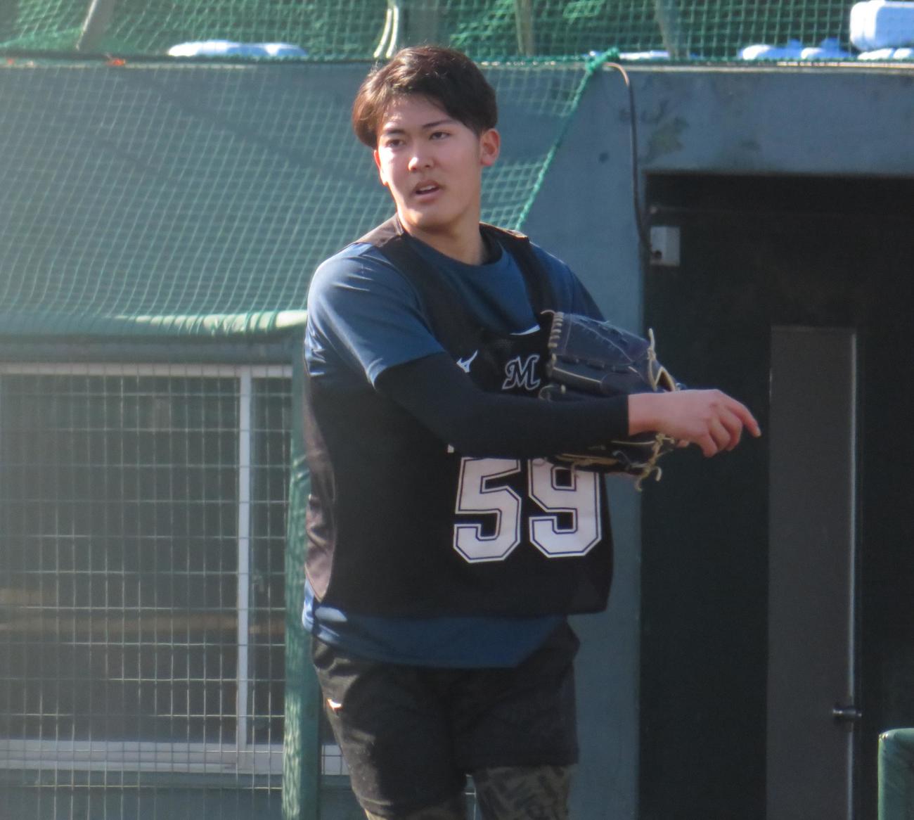 新人合同自主トレで投内連携を行うドラフト4位早坂（撮影・星夏穂）