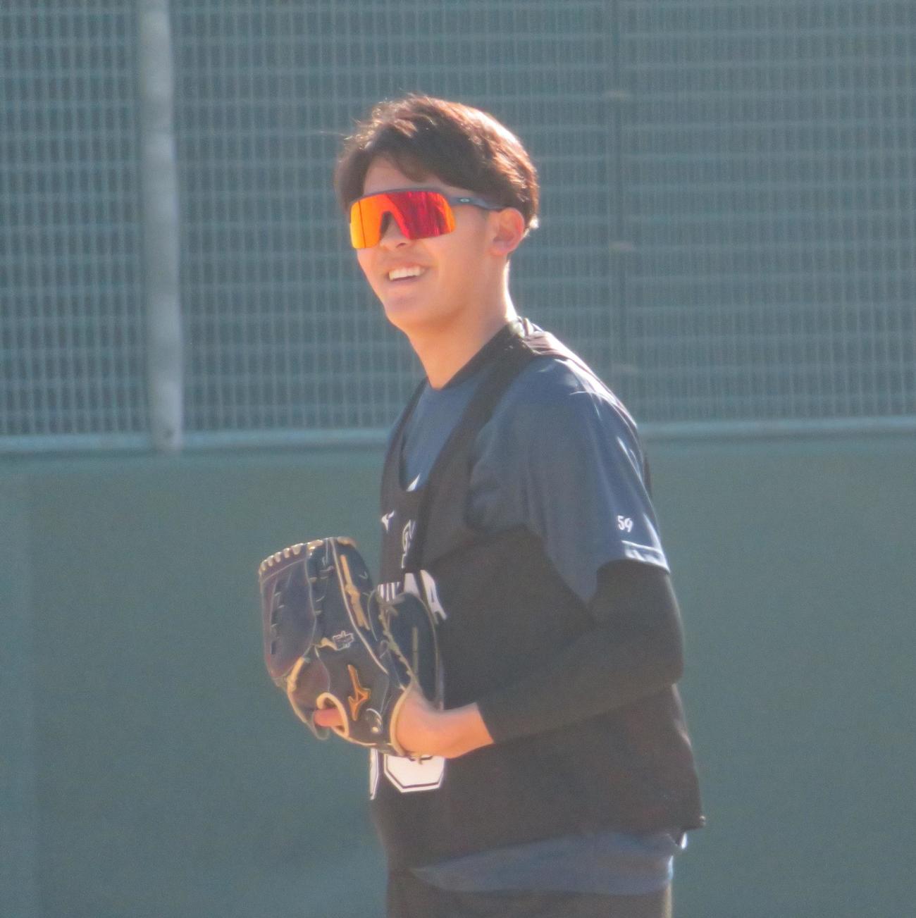 新人合同自主トレで笑顔を見せるドラフト4位早坂（撮影・星夏穂）