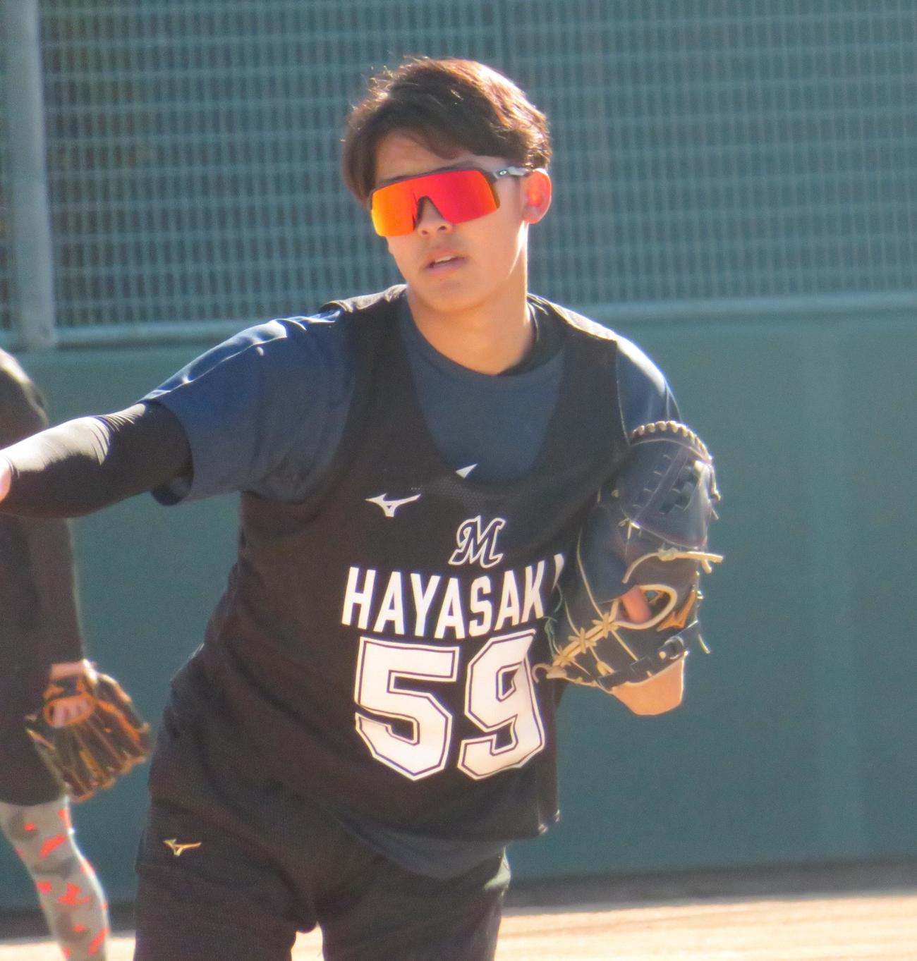 新人合同自主トレでキャッチボールをするドラフト4位早坂（撮影・星夏穂）