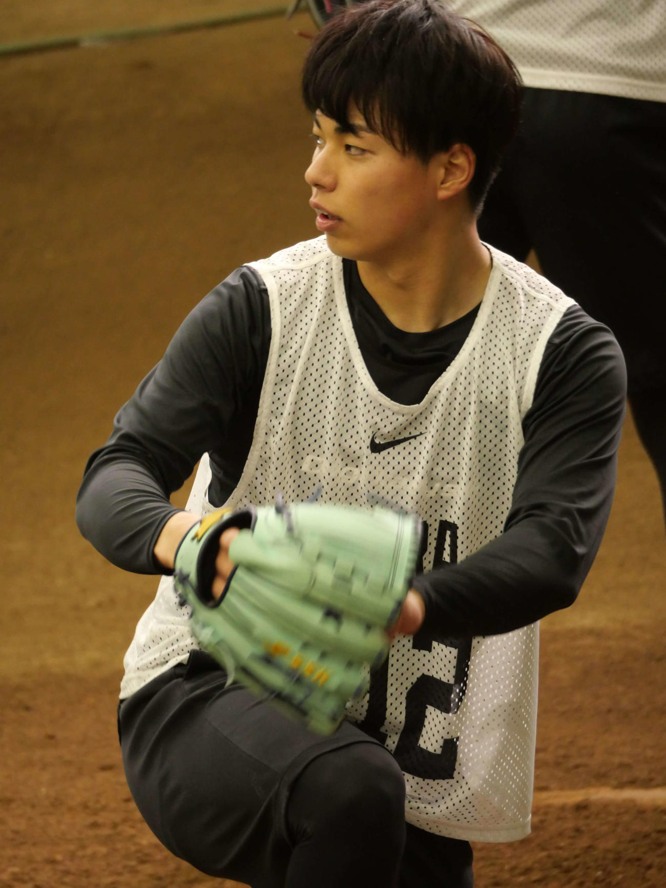 ブルペンでキャッチボールをする巨人三浦（撮影・上田悠太）