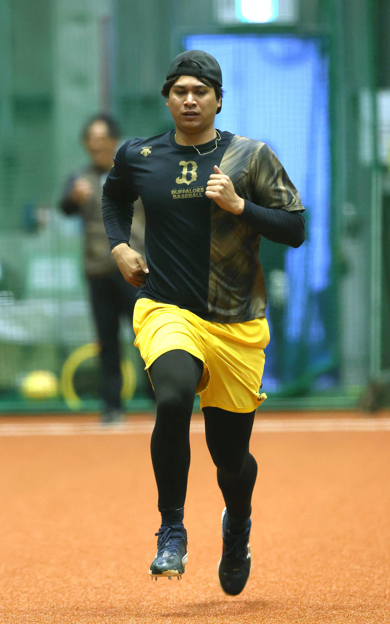 自主トレでダッシュするオリックス宇田川（撮影・白石智彦）