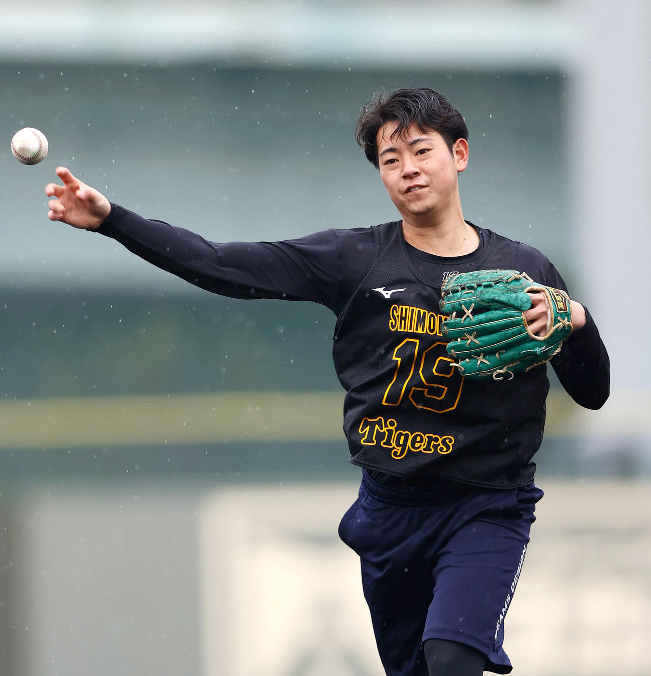 投内連係で汗を流す阪神下村（撮影・上山淳一）