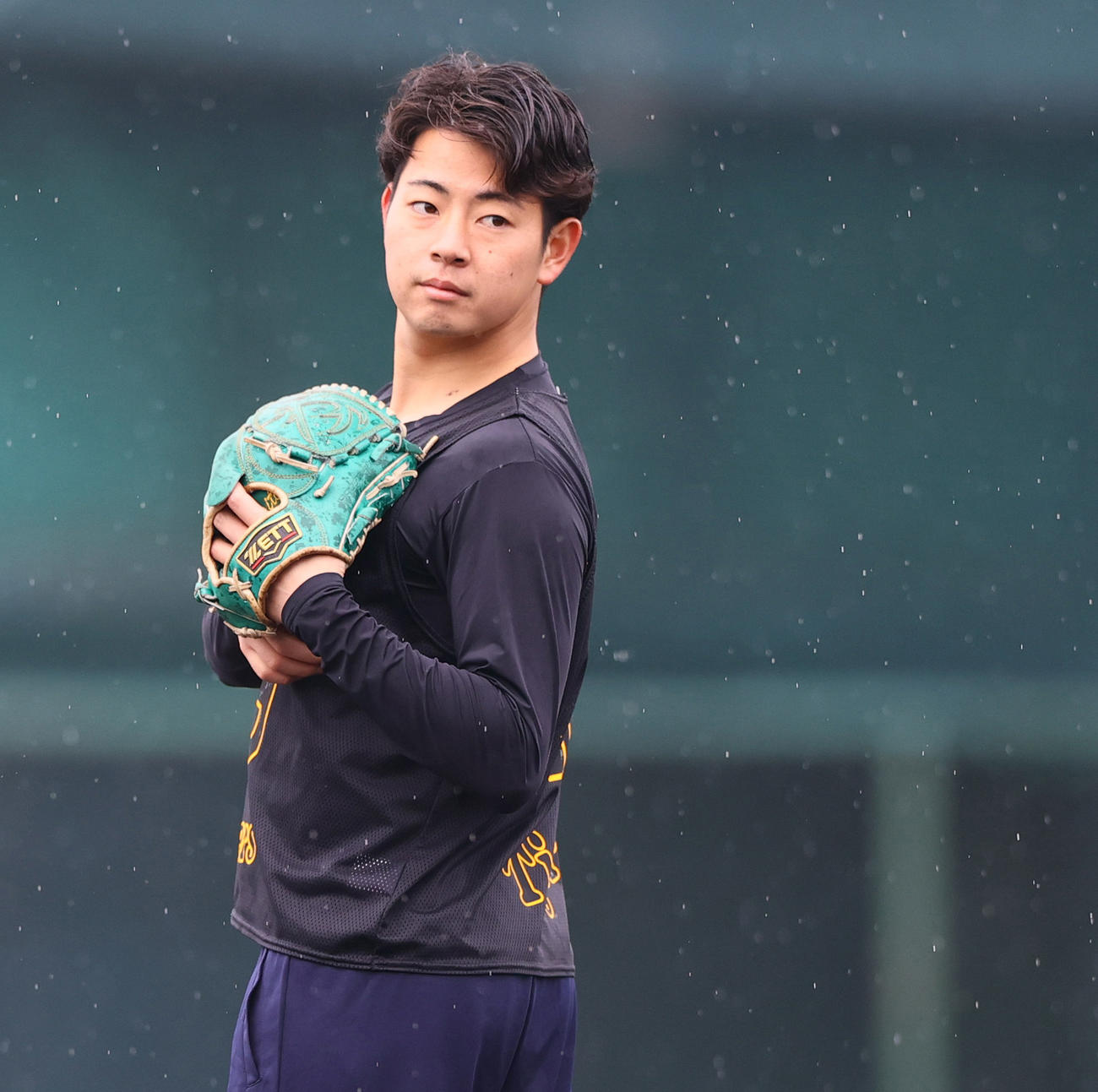 雨の中、練習に励む阪神下村（撮影・上山淳一）