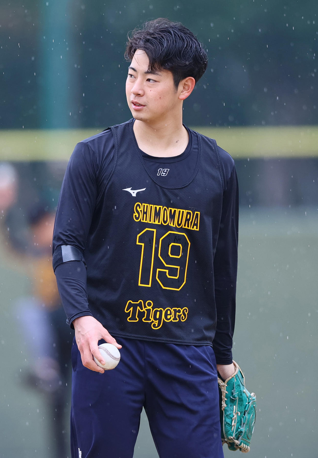 雨の中、練習に励む阪神下村（撮影・上山淳一）