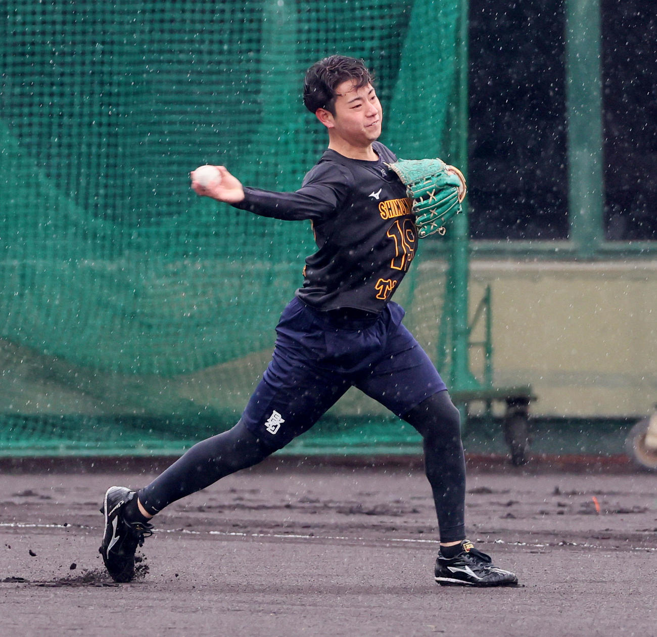 雨の中、投内連係プレーの練習を行う下村（撮影・加藤哉）