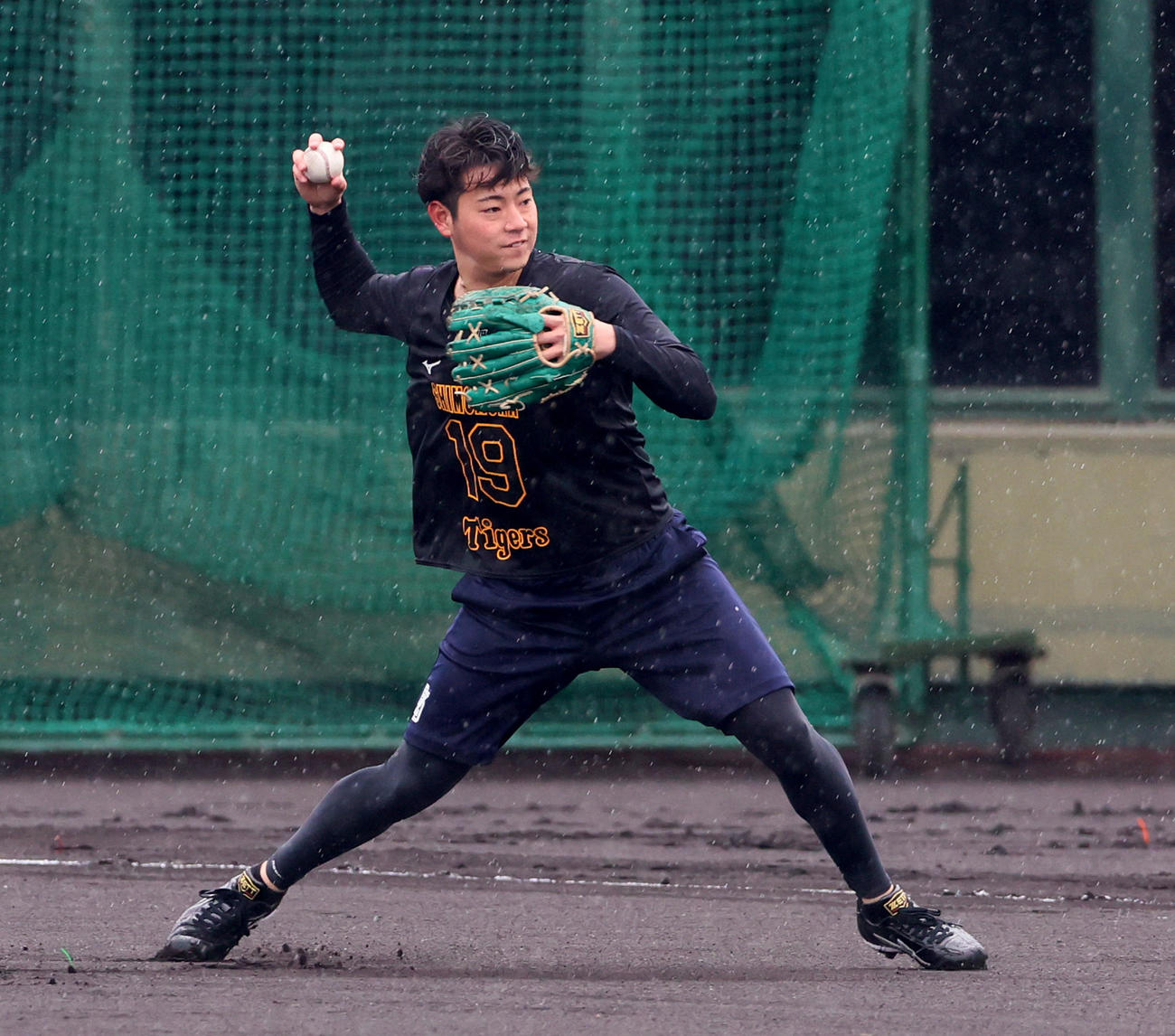 雨の中、投内連係プレーの練習を行う下村（撮影・加藤哉）