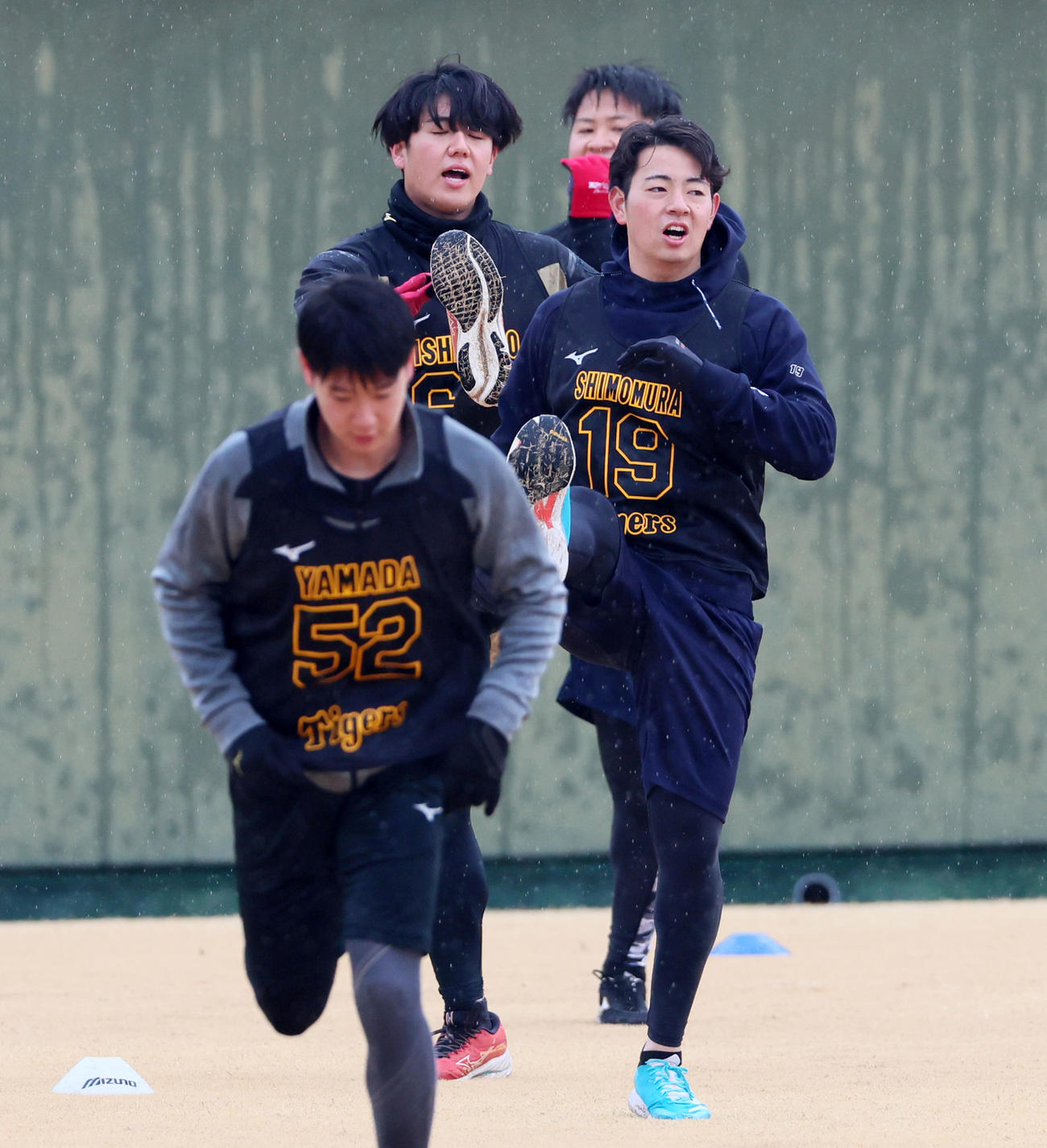 ウオーミングアップで足を上げる下村（撮影・加藤哉）