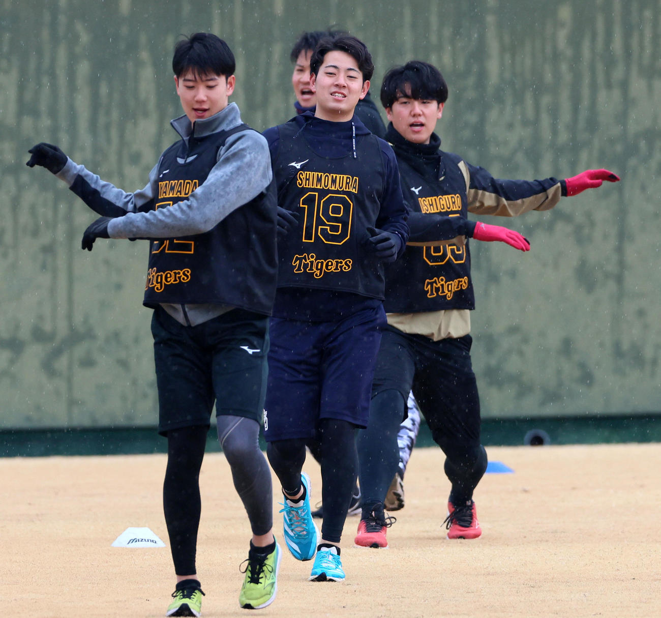 ウオーミングアップする左から山田、下村、石黒（撮影・加藤哉）