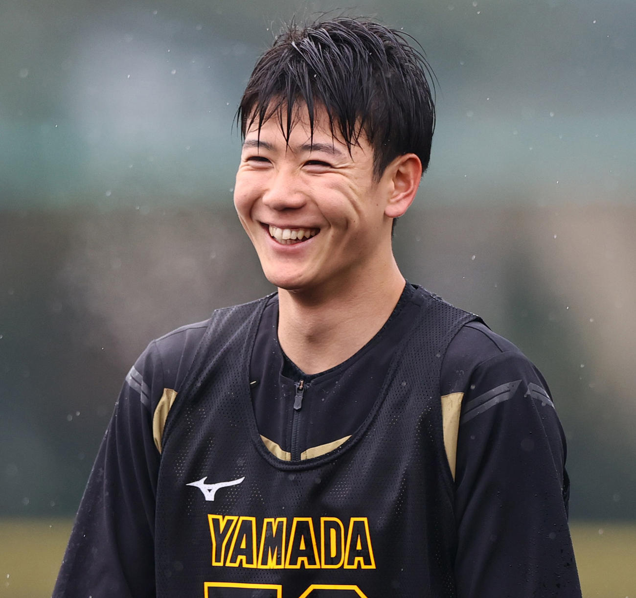 雨の降るなか新人合同自主トレを行う阪神山田（撮影・上山淳一）