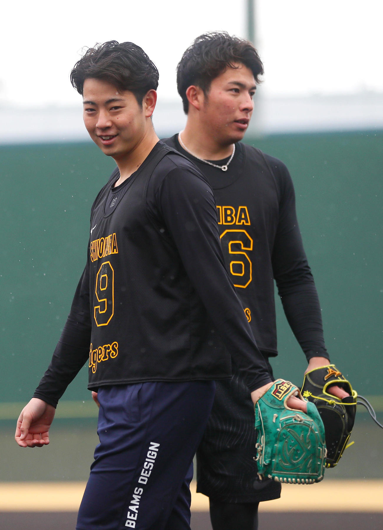 新人合同自主トレで笑顔を見せる阪神下村。奥は椎葉（撮影・上山淳一）