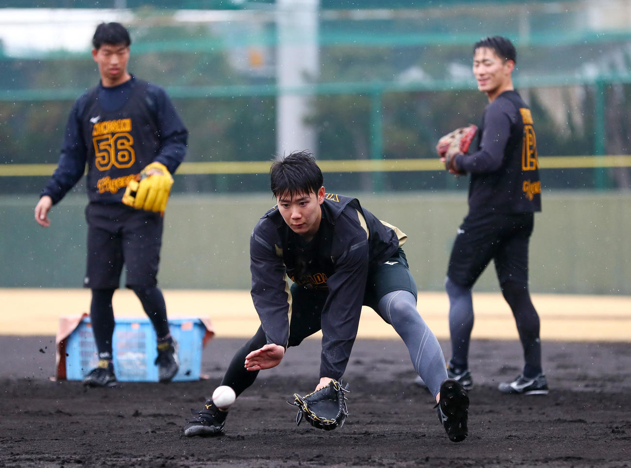 ノックを受ける阪神山田。左は百崎、右は福島（撮影・上山淳一）