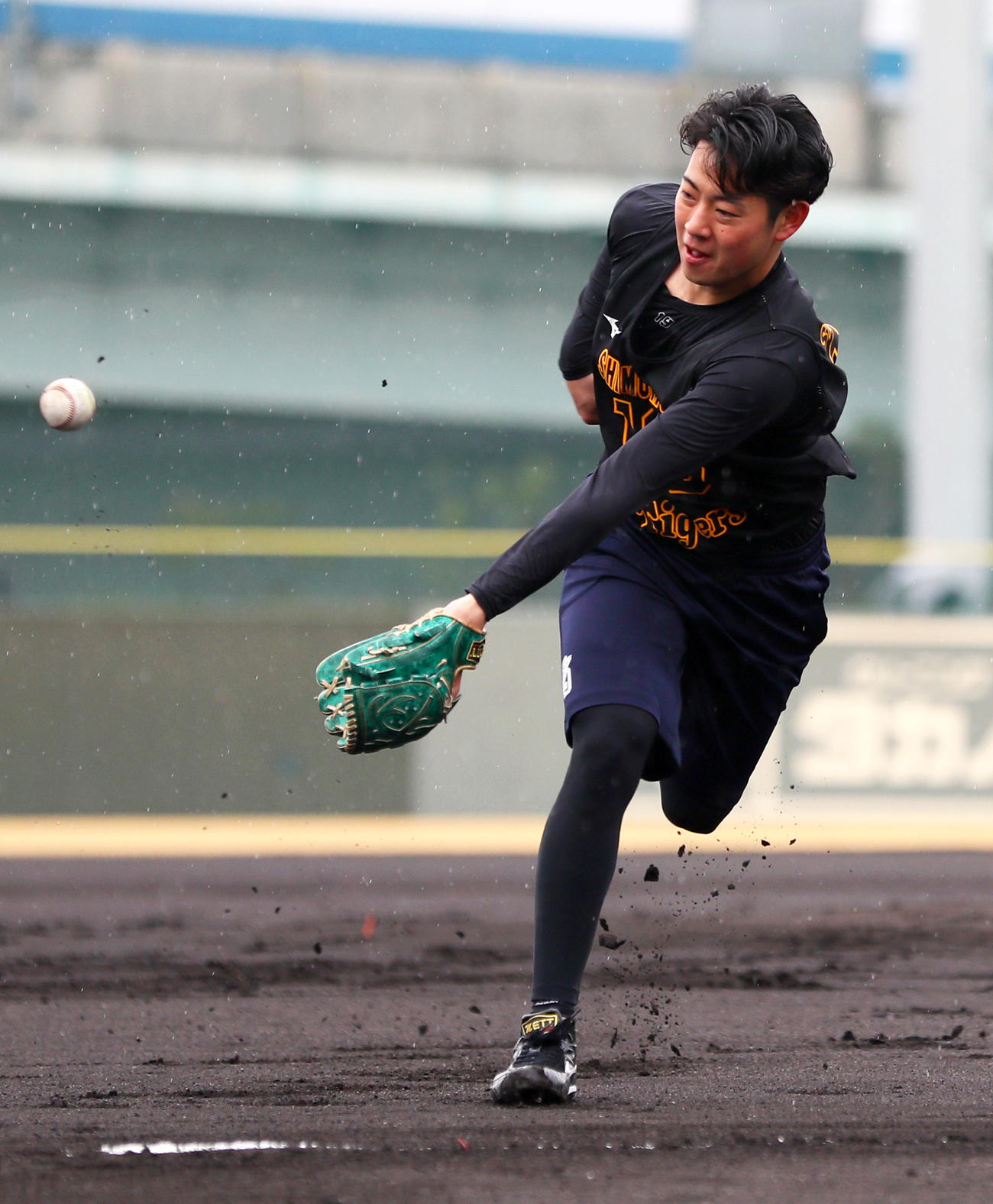 投内連係で汗を流す阪神下村（撮影・上山淳一）