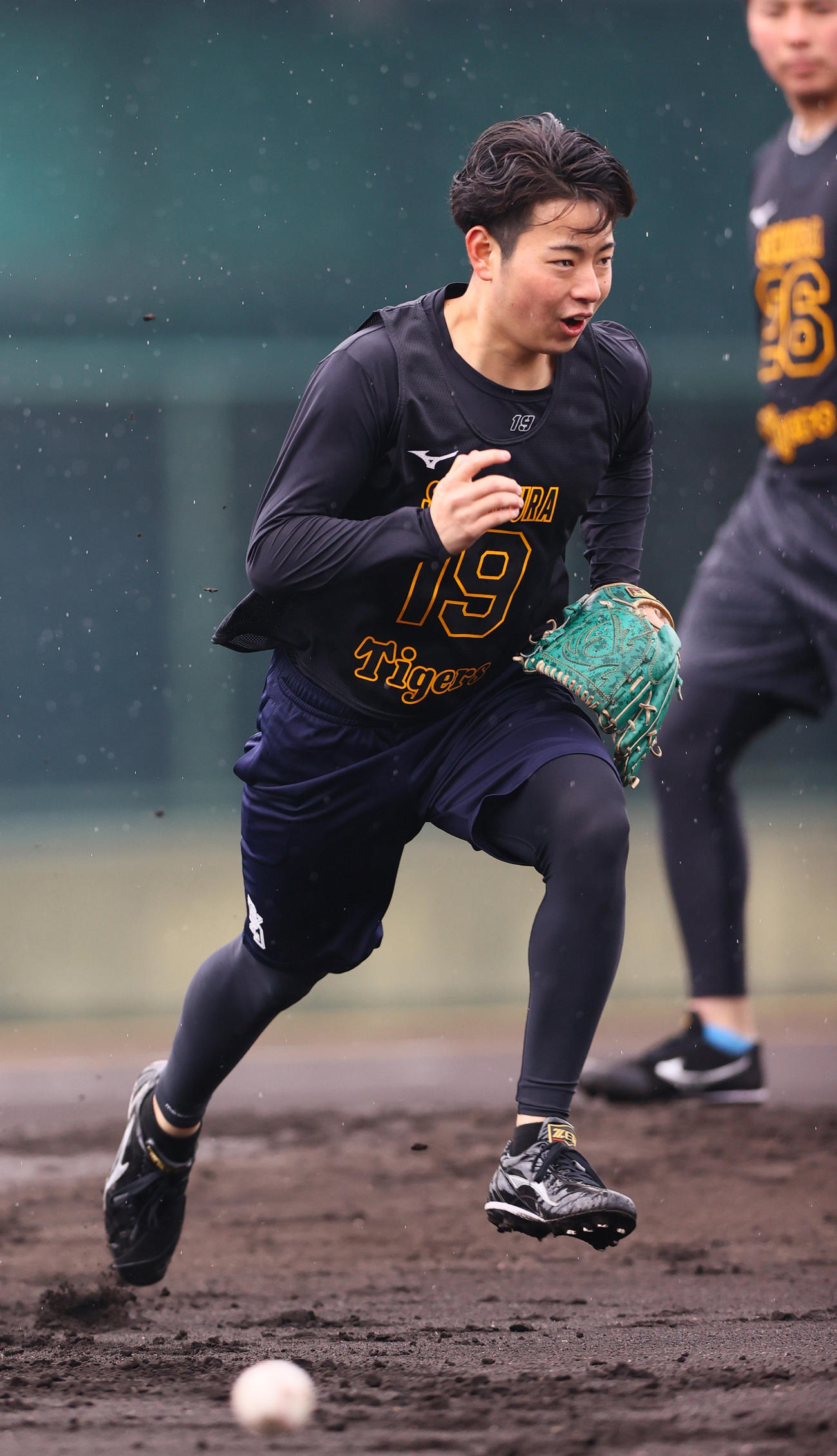投内連係で汗を流す阪神下村（撮影・上山淳一）