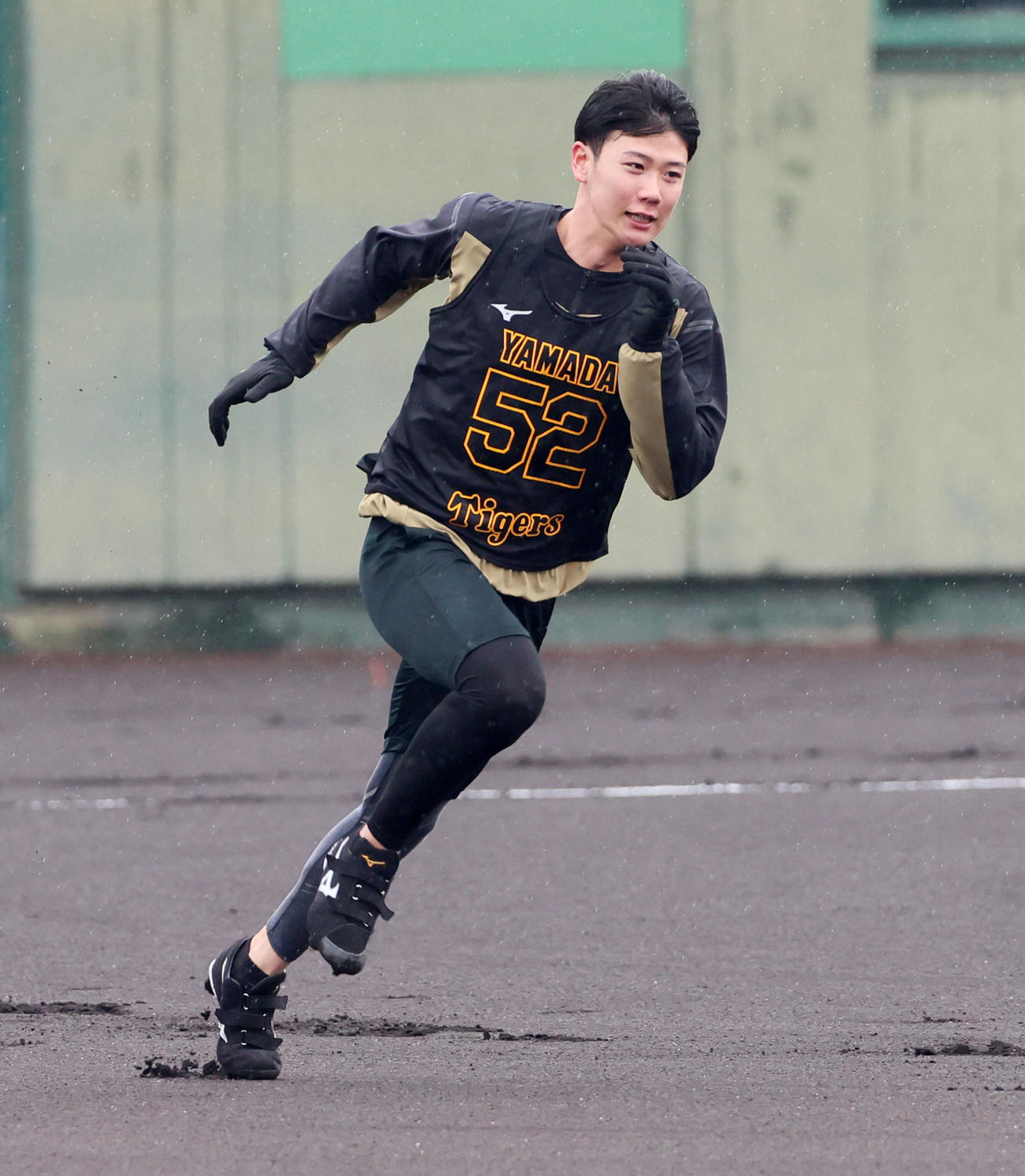 ベースランニングする山田（撮影・加藤哉）