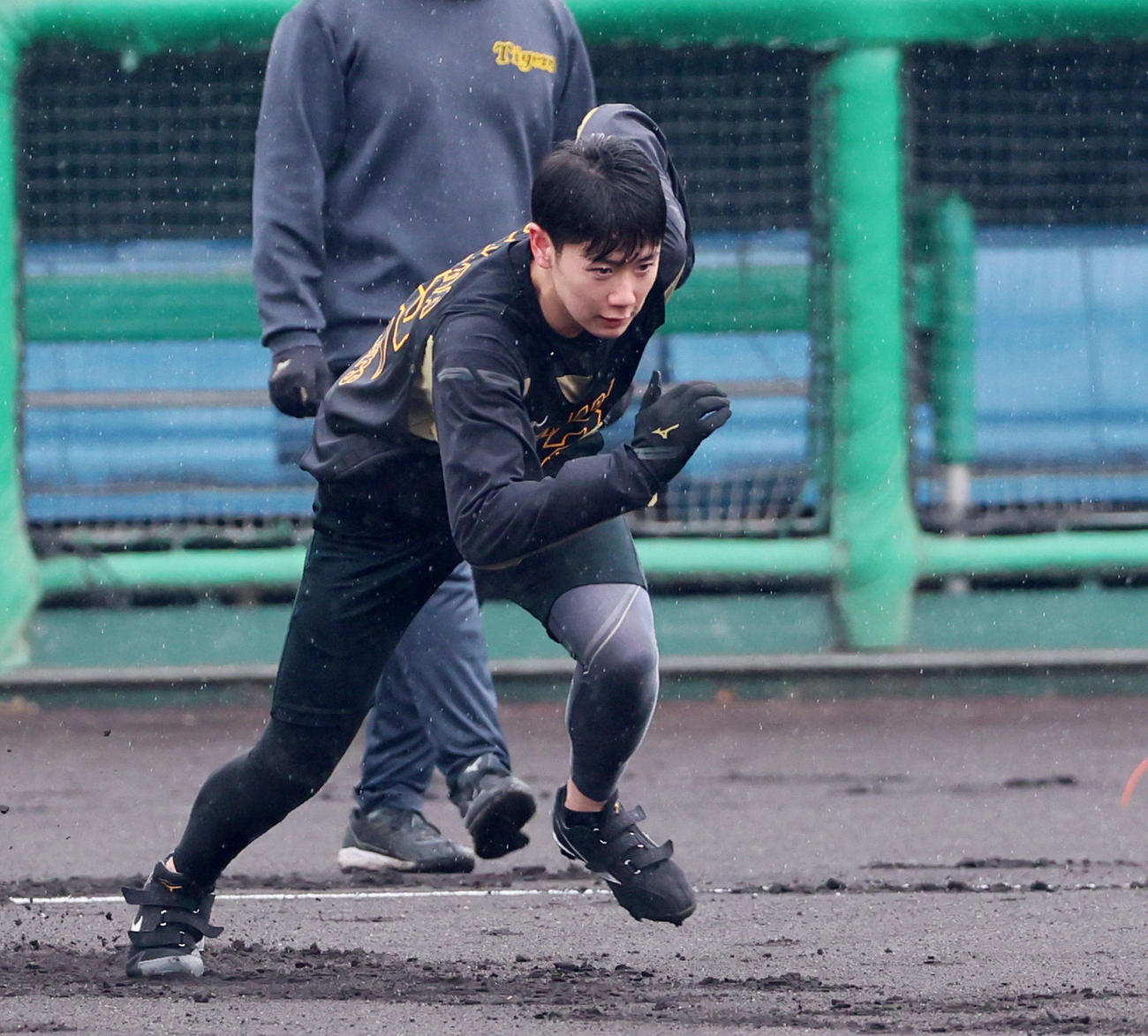 ベースランニングでスタートを切る山田（撮影・加藤哉）