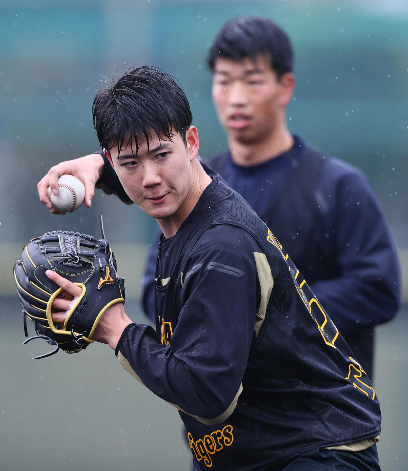 ノックを受ける阪神山田脩也。奥は百崎（撮影・上山淳一）