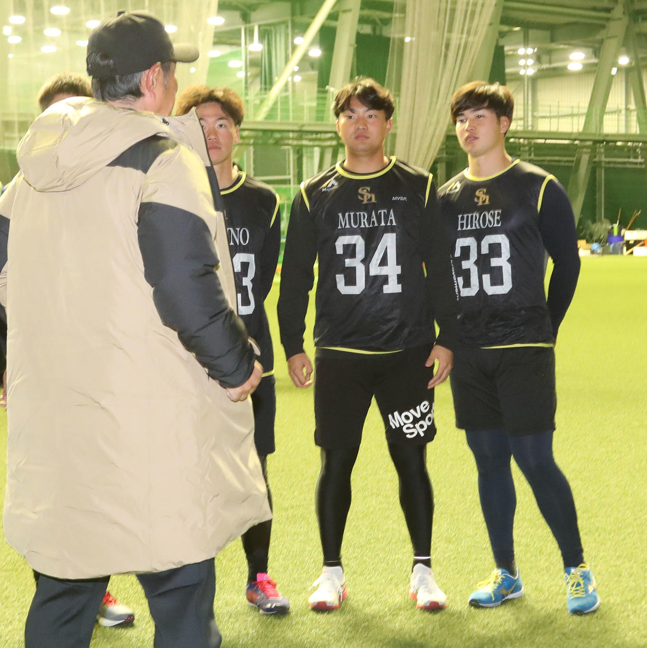 小久保裕紀監督の話を聞く広瀬（撮影・梅根麻紀）