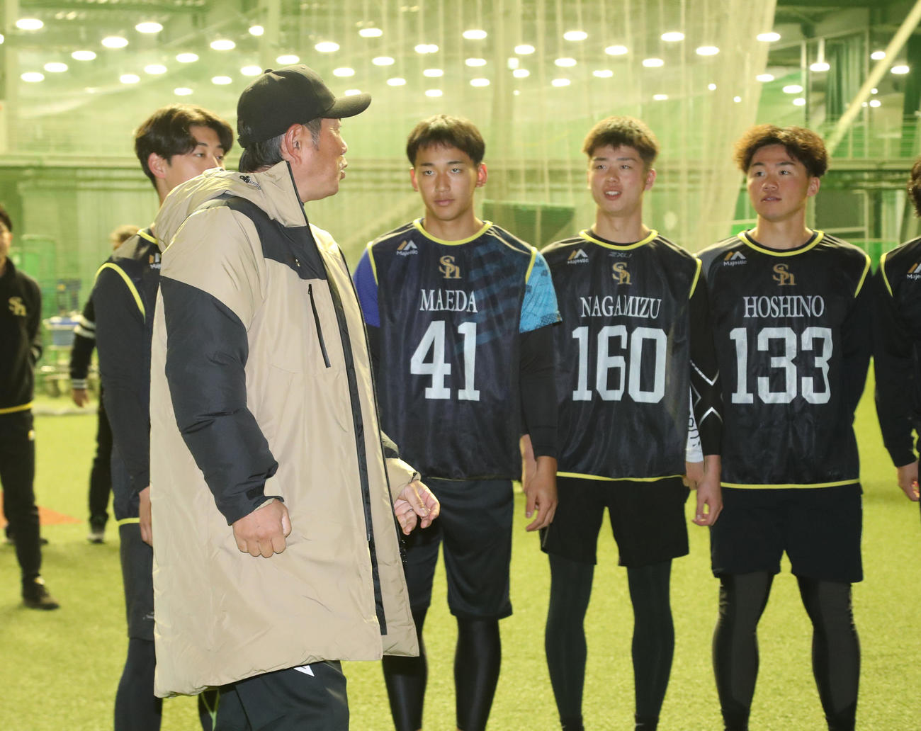 新人合同自主トレ前、選手に話をする小久保監督（撮影・梅根麻紀）