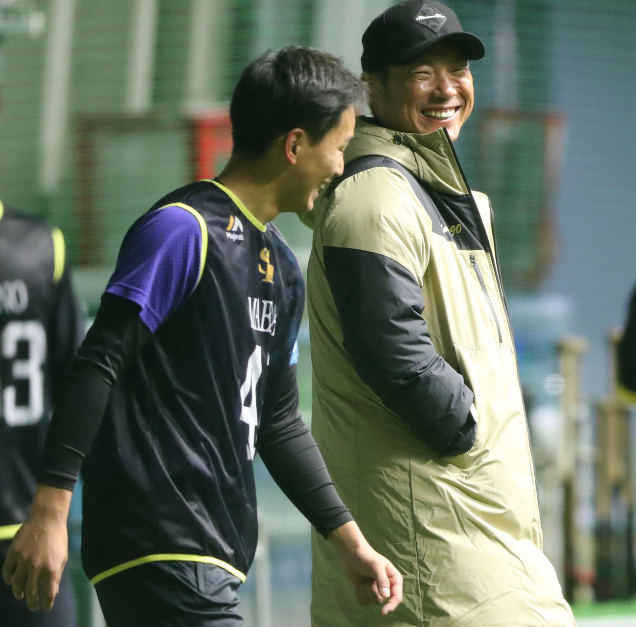 アップ中、前田に笑顔で話しかける小久保監督監督（撮影・梅根麻紀）