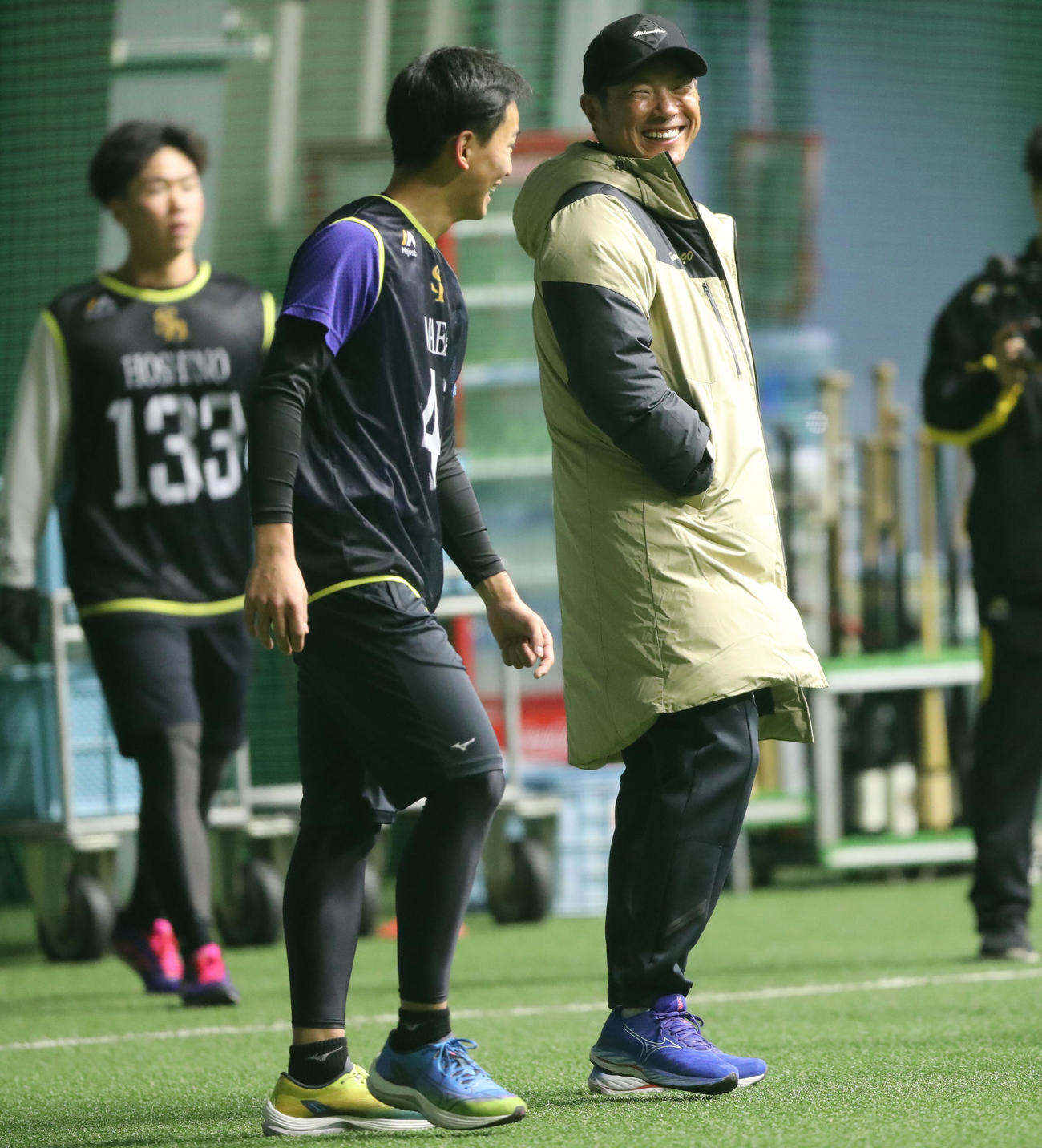 アップ中、前田に笑顔で話しかける小久保監督監督（撮影・梅根麻紀）