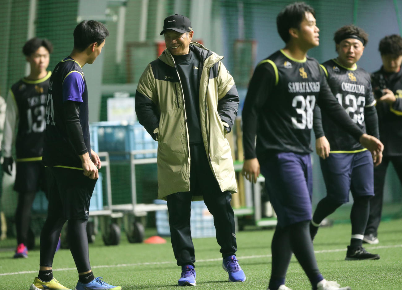 アップ中、前田に笑顔で話しかける小久保監督監督（撮影・梅根麻紀）