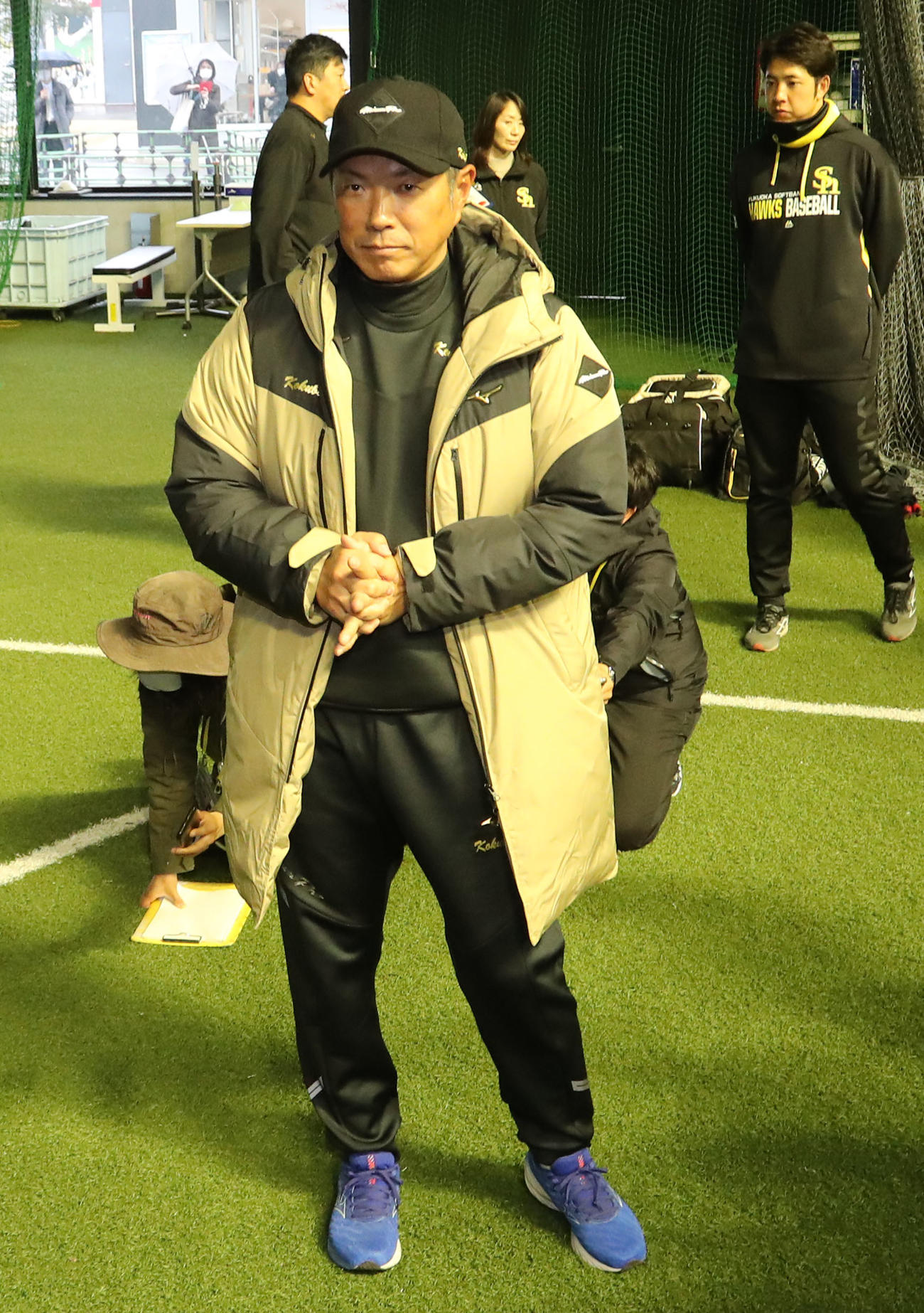 新人合同自主トレ前、選手に話をする小久保監督（撮影・梅根麻紀）
